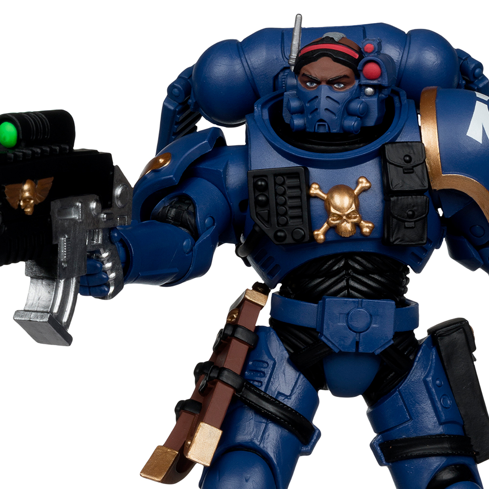 Eine blau gepanzerte Space Marine-Figur, die eine Waffe hält. Sie hat einen Schädel auf der Brust und einen braunen Gürtel, alles auf weißem Hintergrund.