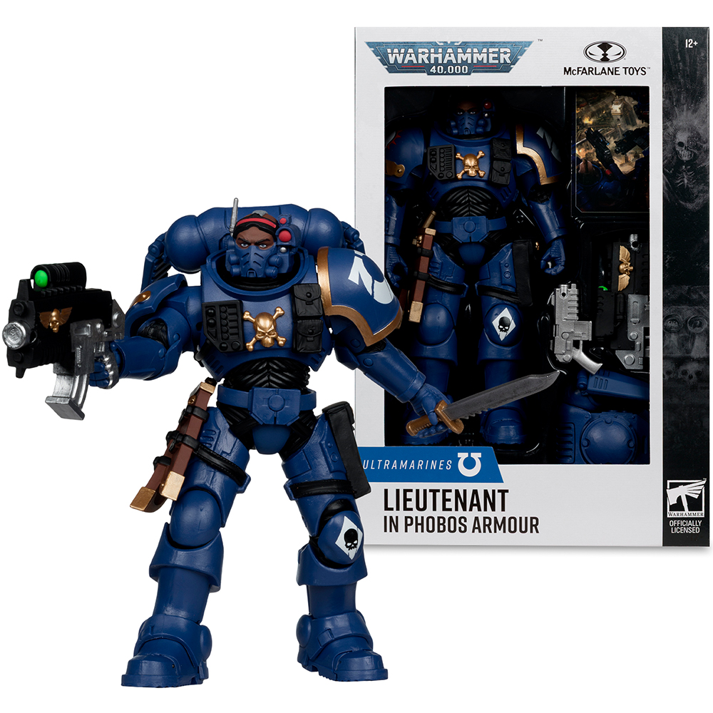 Eine blaue Warhammer 40.000 Actionfigur in Phobos-Rüstung, die eine Waffe und ein Messer hält. Die Box zeigt eine andere Figur.