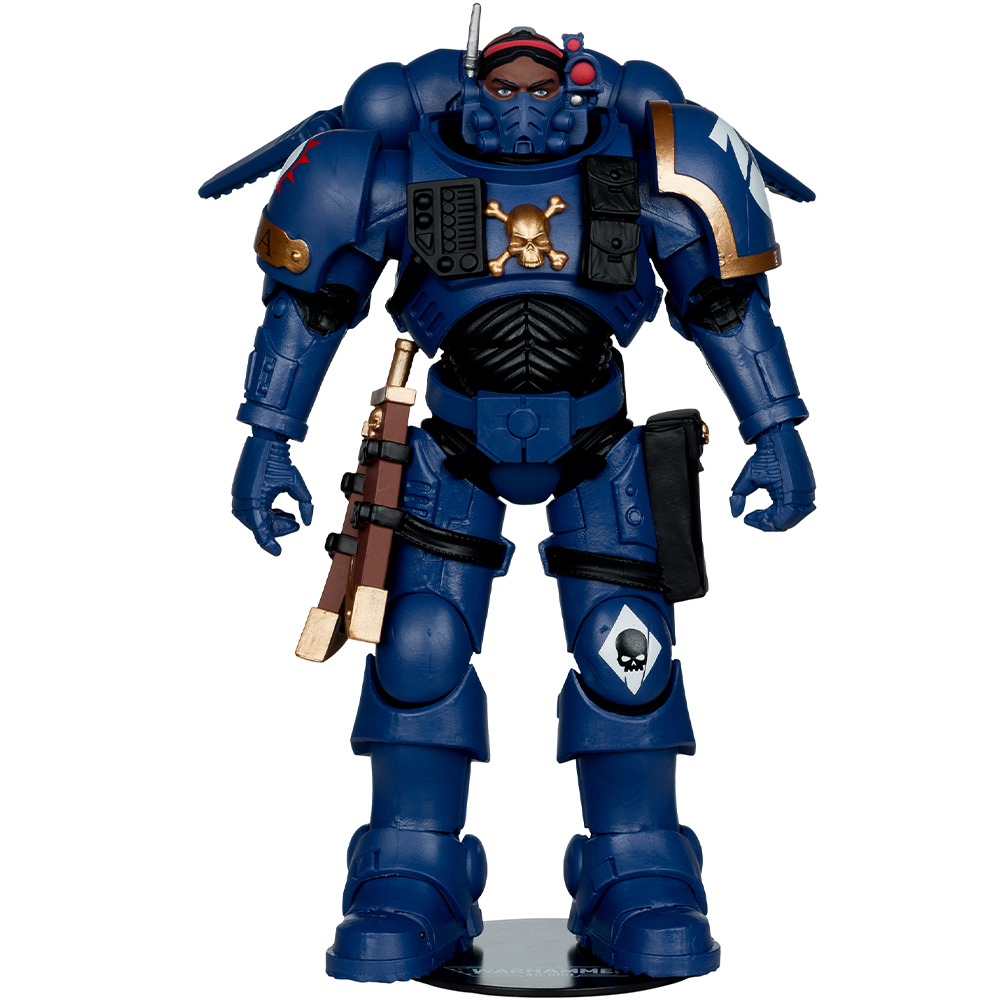 Eine blaue Space Marine-Actionfigur mit goldenem Totenkopf- und gekreuzten Knochen-Emblem auf der Brust und einem Gewehr. Sie steht auf einem schwarzen Ständer.