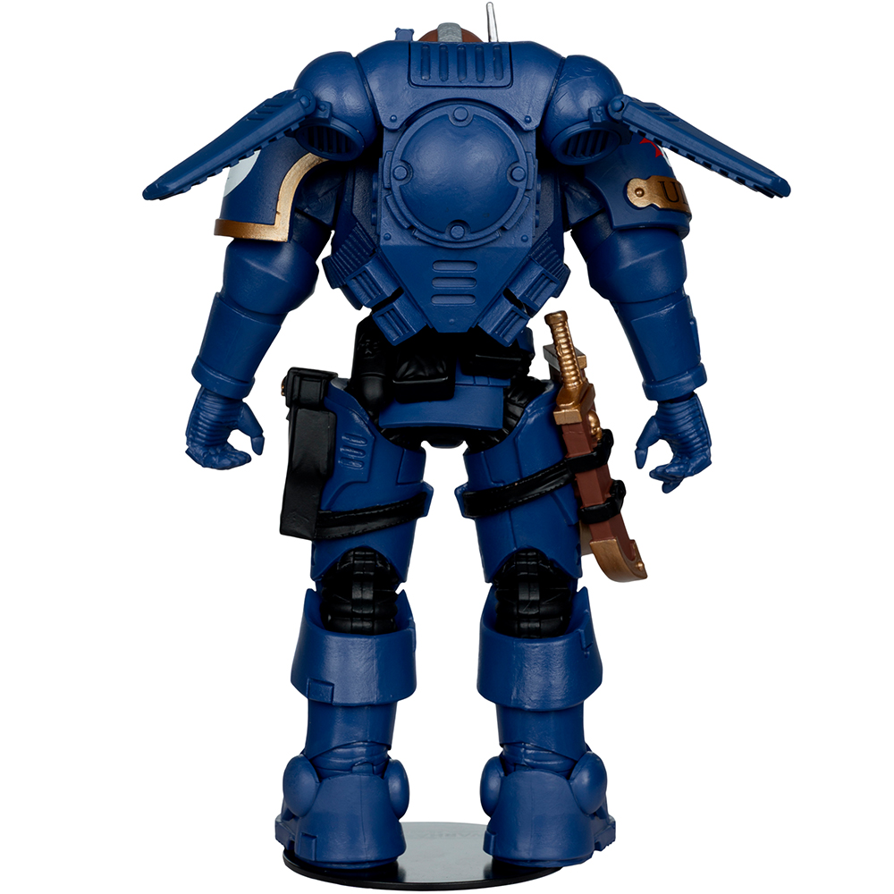 Eine blaue Actionfigur eines Space Marines von hinten. Es hat Flügel, ein Schwert und anderes Zubehör. Die Figur steht auf einem schwarzen Sockel.