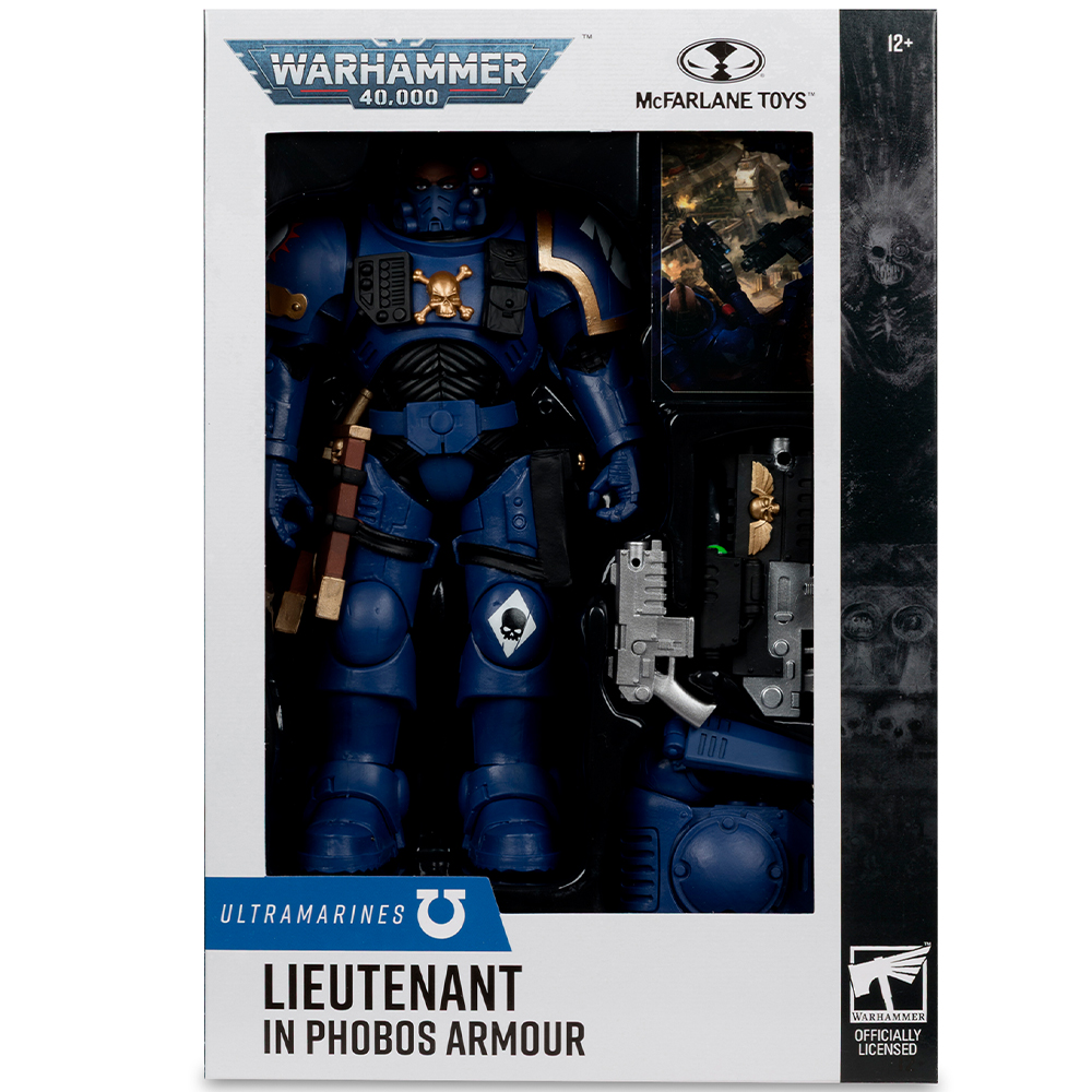 Eine blaue Warhammer 40.000 Lieutenant-Actionfigur in einer Box. Sie hat Schädel- und Goldakzente. Auf der Schachtel steht McFarlane Toys.