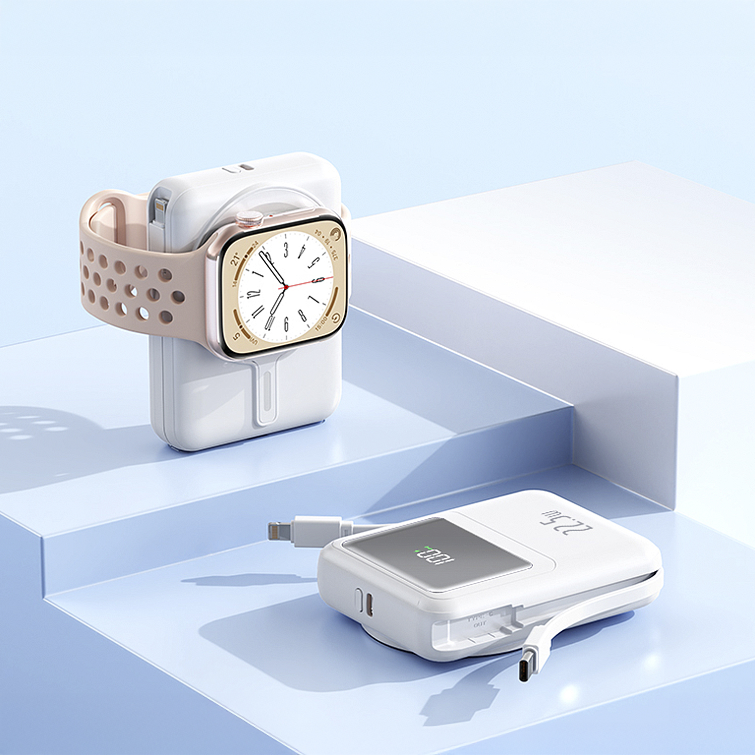 Un caricabatterie per smartwatch bianco con un Apple Watch. Un power bank con cavo collegato è sul davanti. Lo sfondo è azzurro.