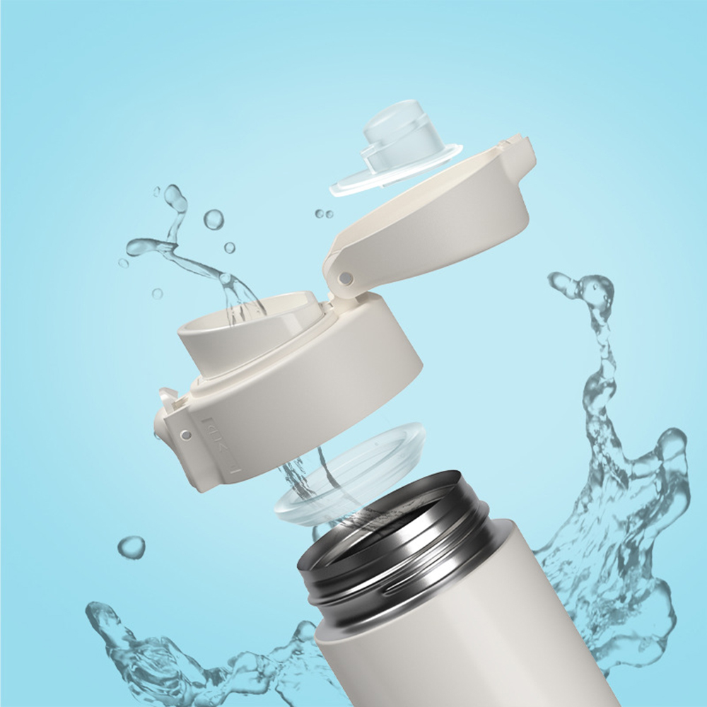 Eine weiße Wasserflasche mit offenem Deckel. Wasser spritzt herum. Der Hintergrund ist ein blauer Farbverlauf.