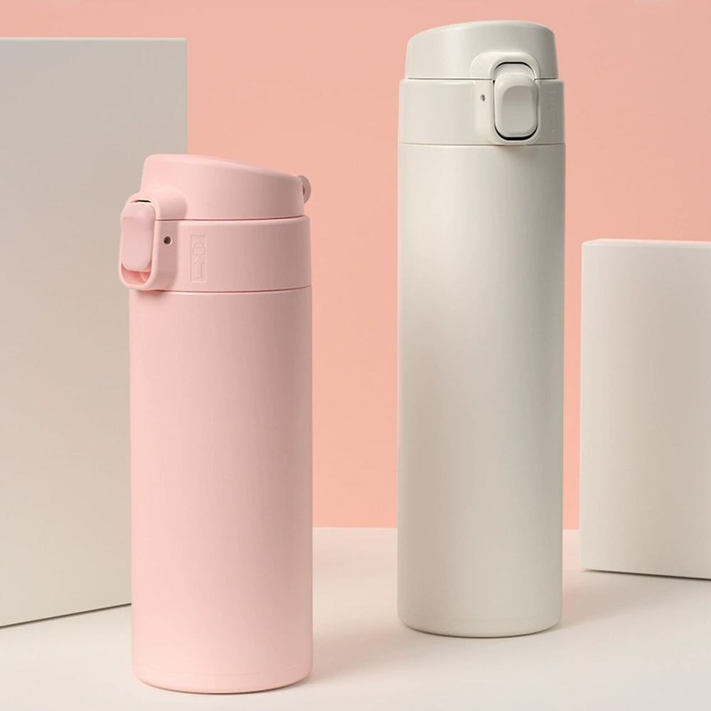 Zwei isolierte Flaschen, eine rosa und eine weiße, stehen auf einer weißen Oberfläche vor einem pfirsichfarbenen Hintergrund mit geometrischen Formen.
