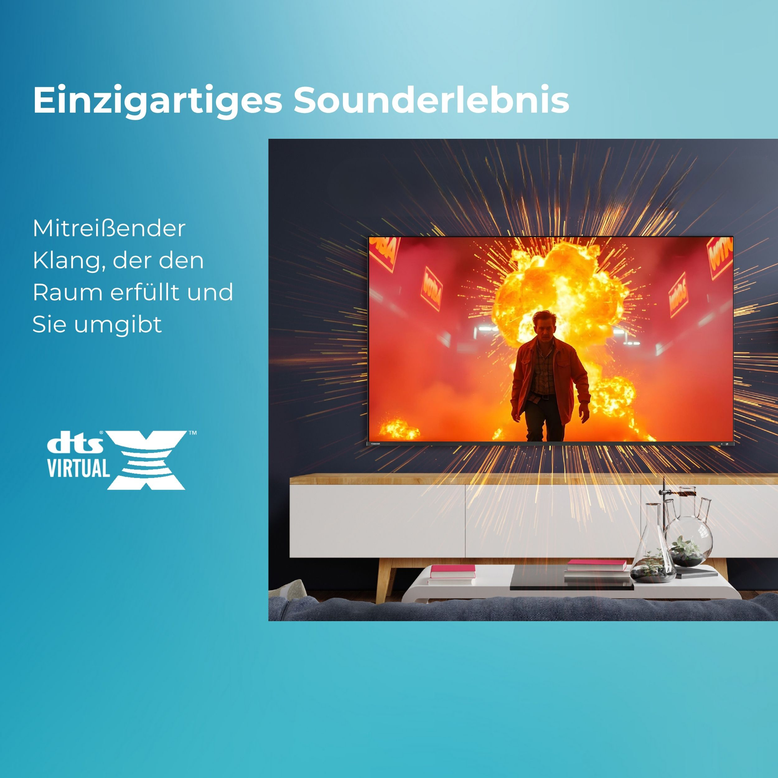 Ein Fernseher zeigt eine Explosionsszene. Ein Mann steht in den Flammen. Unter dem Fernseher befindet sich ein weißer Schrank. DTS-Logo.