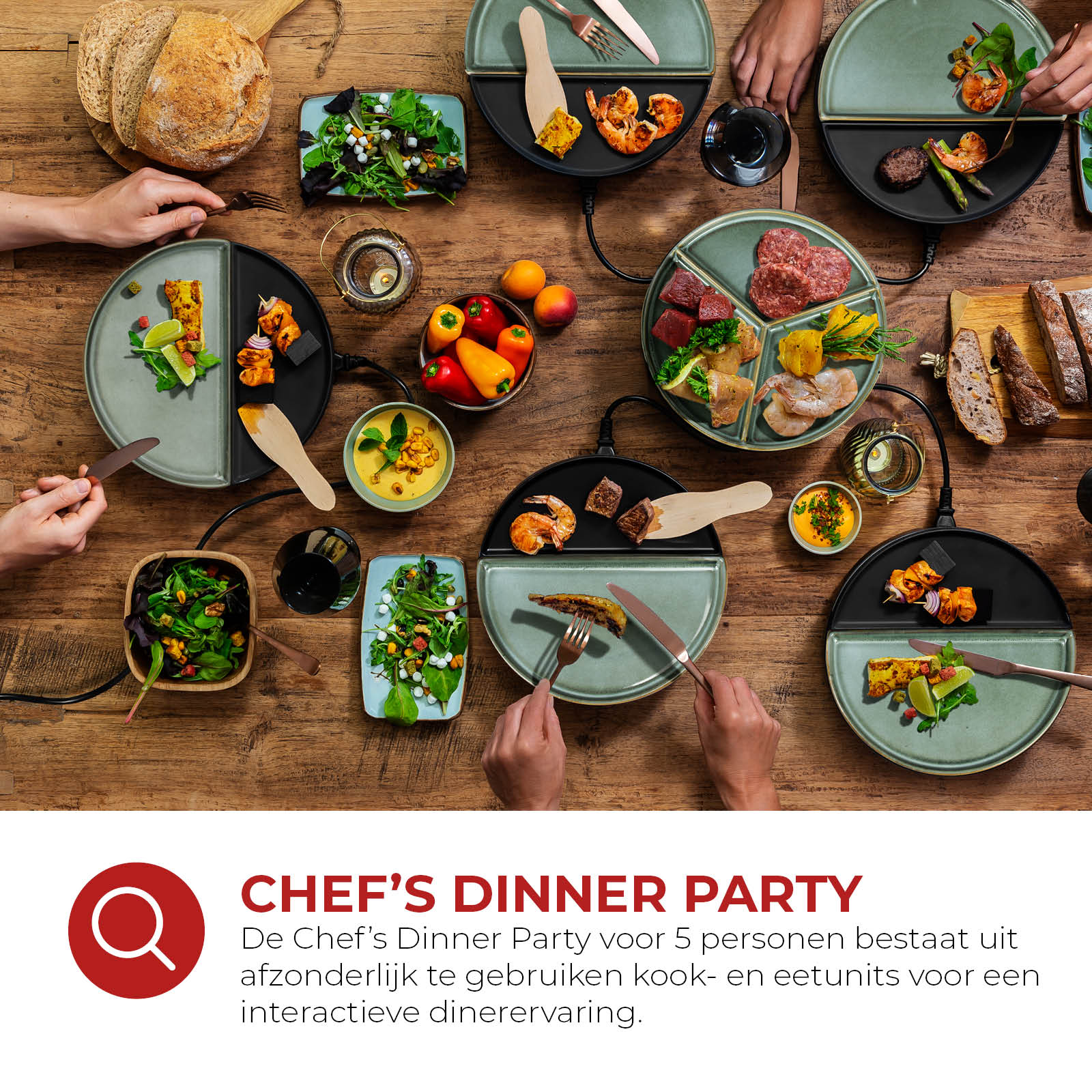 Draufsicht einer Dinnerparty. Verschiedene Gerichte, darunter Gegrilltes und Salat, werden auf Tellern auf einem Holztisch serviert.