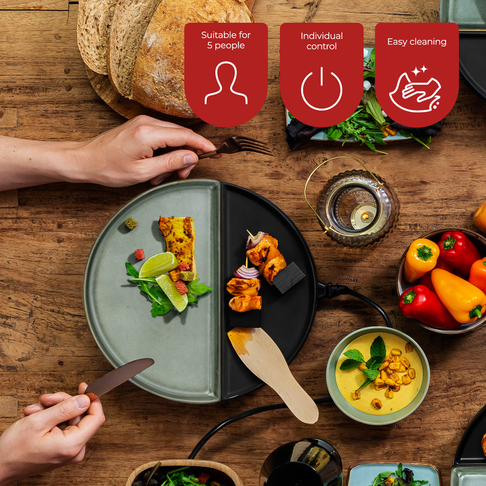 Ein Tisch mit Essen, ein geteilter Teller mit Essen, Brot, Gemüse und Kochutensilien sind abgebildet.