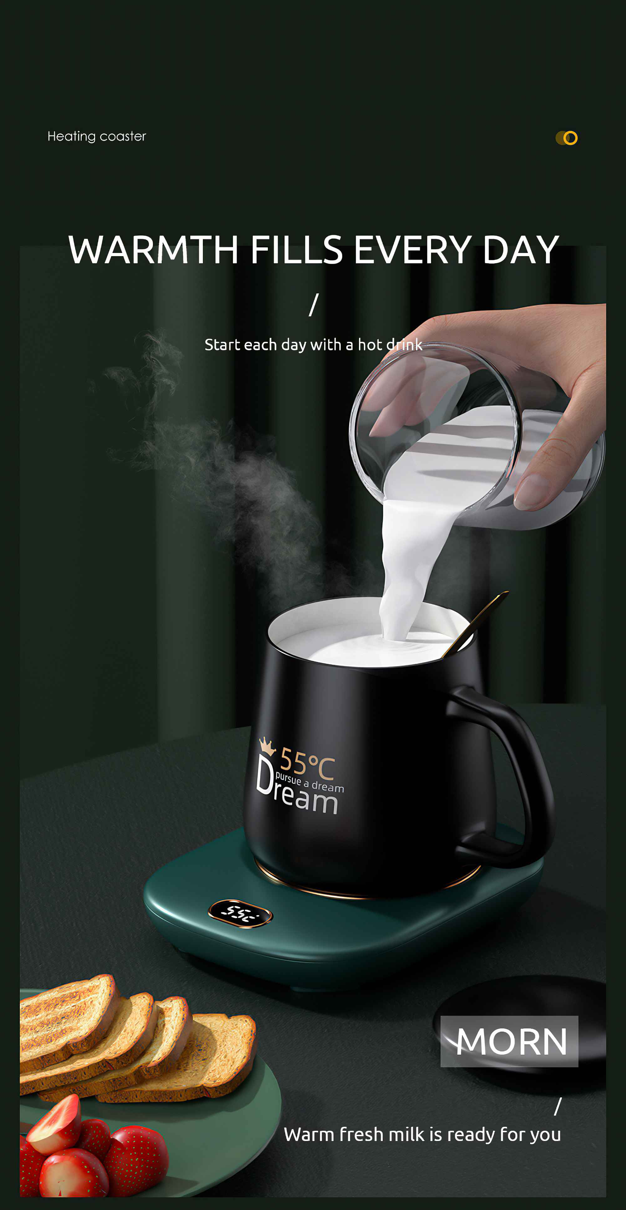 Eine Hand gießt Milch in eine schwarze Tasse auf einem Heizuntersetzer mit Toast und Erdbeeren.