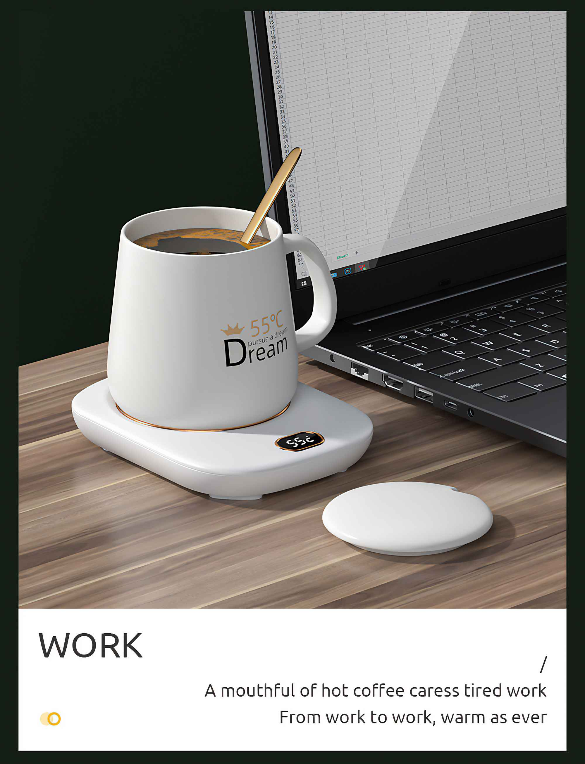 Eine weiße Tasse Kaffee steht auf einem Wärmer neben einem Laptop. Ein Löffel ist in der Tasse.