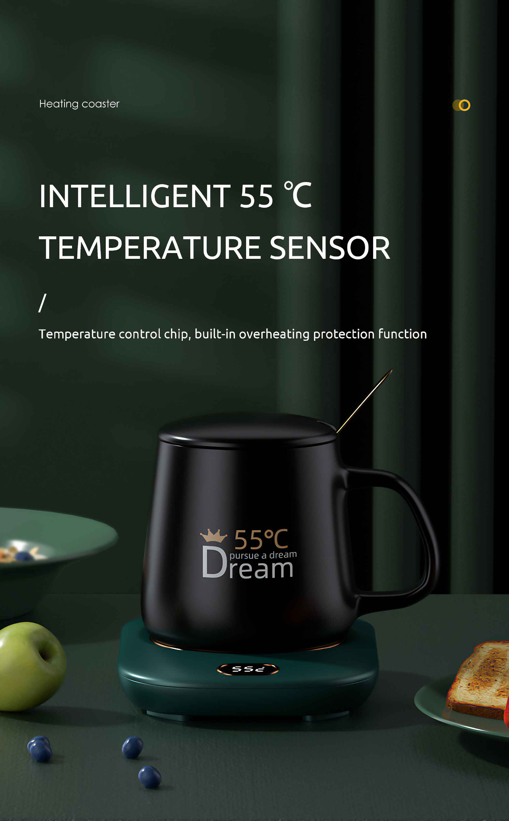 Schwarze Tasse mit Deckel auf grünem Wärmer. Text: '55°C Dream'. Apfel, Blaubeeren und Toast sind im Bild.