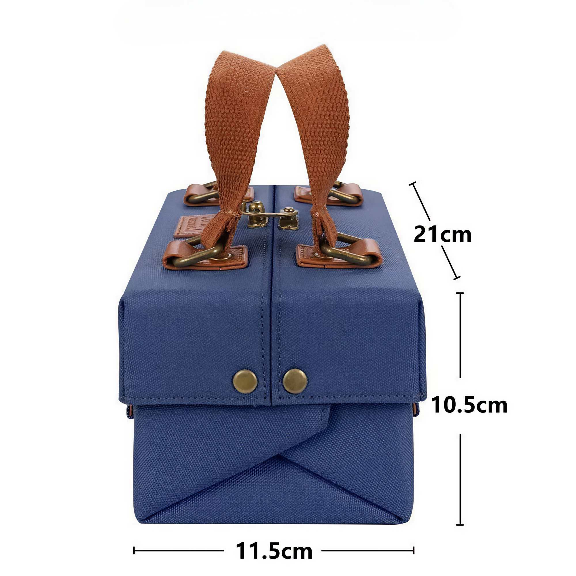 Blaue Tasche mit braunen Griffen und Details. Maße sind 11,5 cm x 10,5 cm x 21 cm. Zwei Messingknöpfe sind sichtbar.