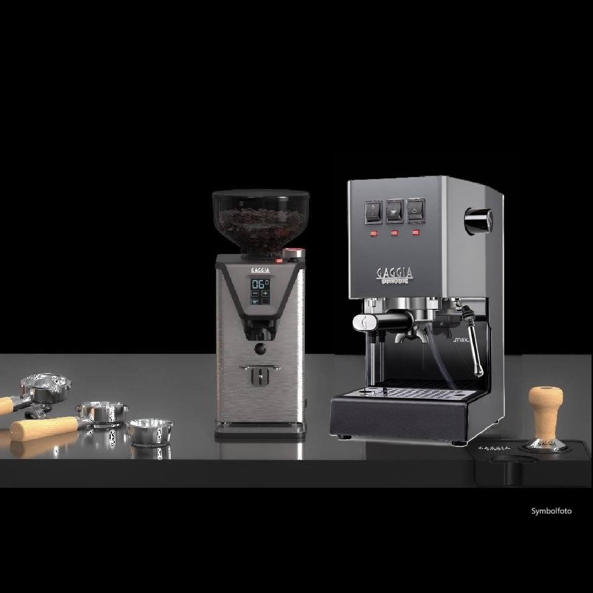 Een espressomachine en molen op een donker oppervlak, met gereedschap. De achtergrond is zwart.