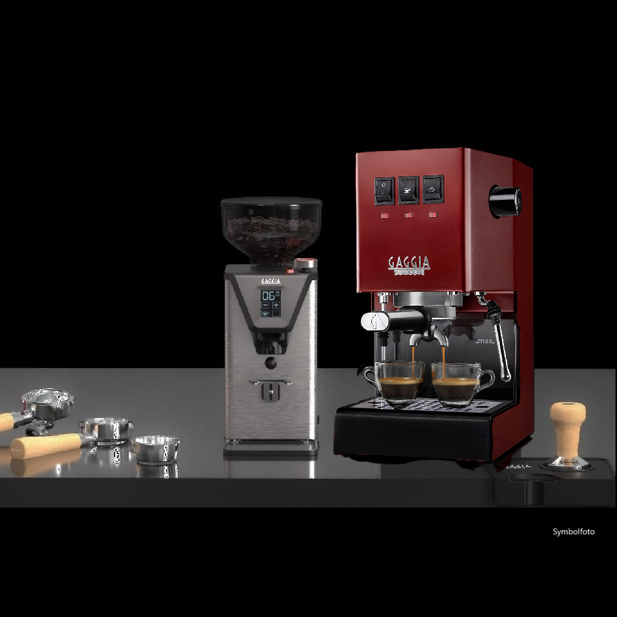 Eine rote Espressomaschine gießt Kaffee in zwei Tassen, daneben eine Kaffeemühle und Zubehör auf einer reflektierenden Oberfläche.