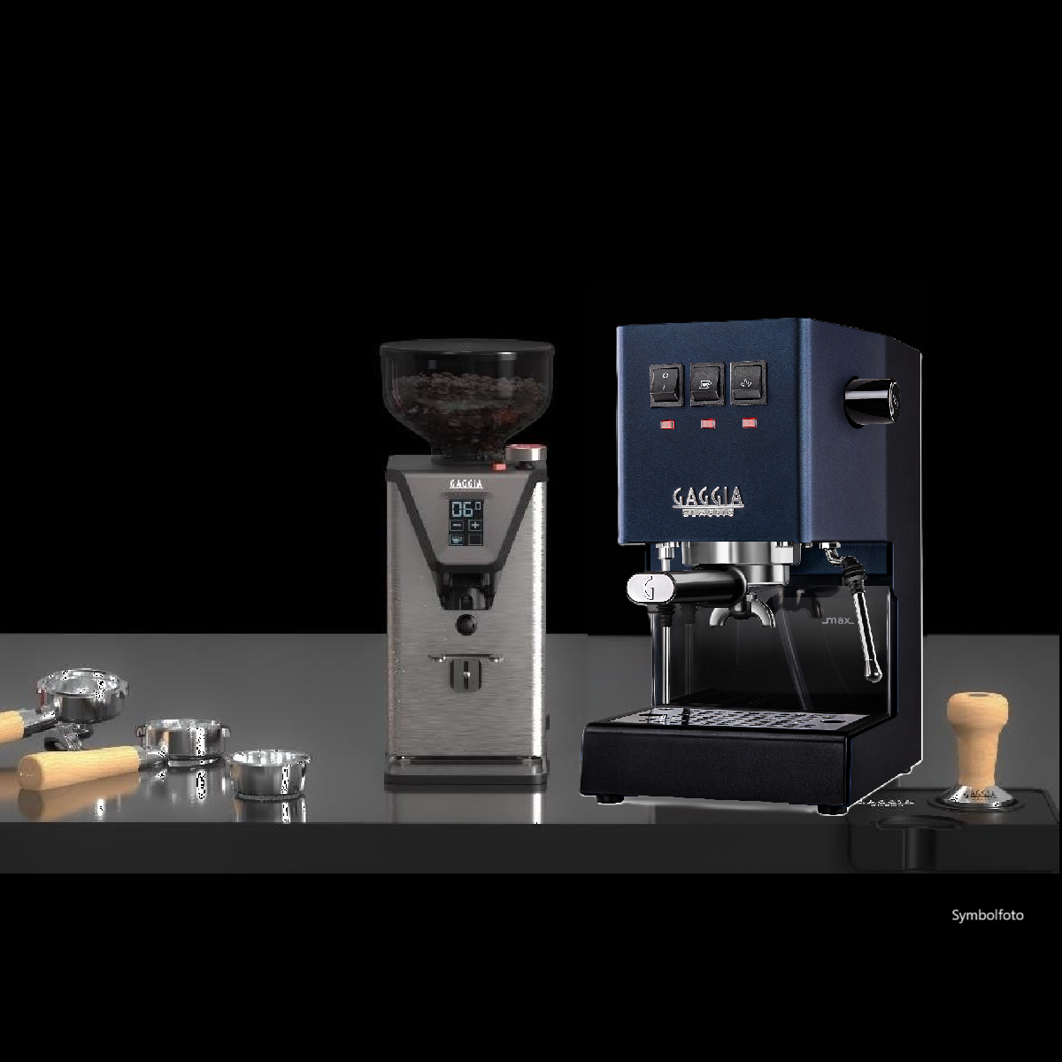 Ein Kaffeemaschinen-Setup umfasst eine Mühle, eine Espressomaschine, Siebträger und einen Tamper, alles auf einer reflektierenden Oberfläche, mit schwarzem Hintergrund.