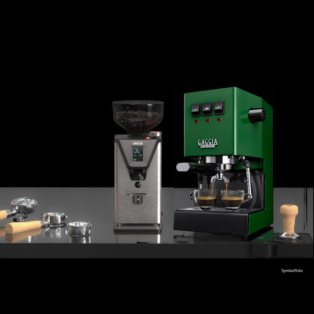 Grüne Espressomaschine mit Kaffeemühle, Zubehör und zwei Tassen Kaffee. Schwarzer Hintergrund.