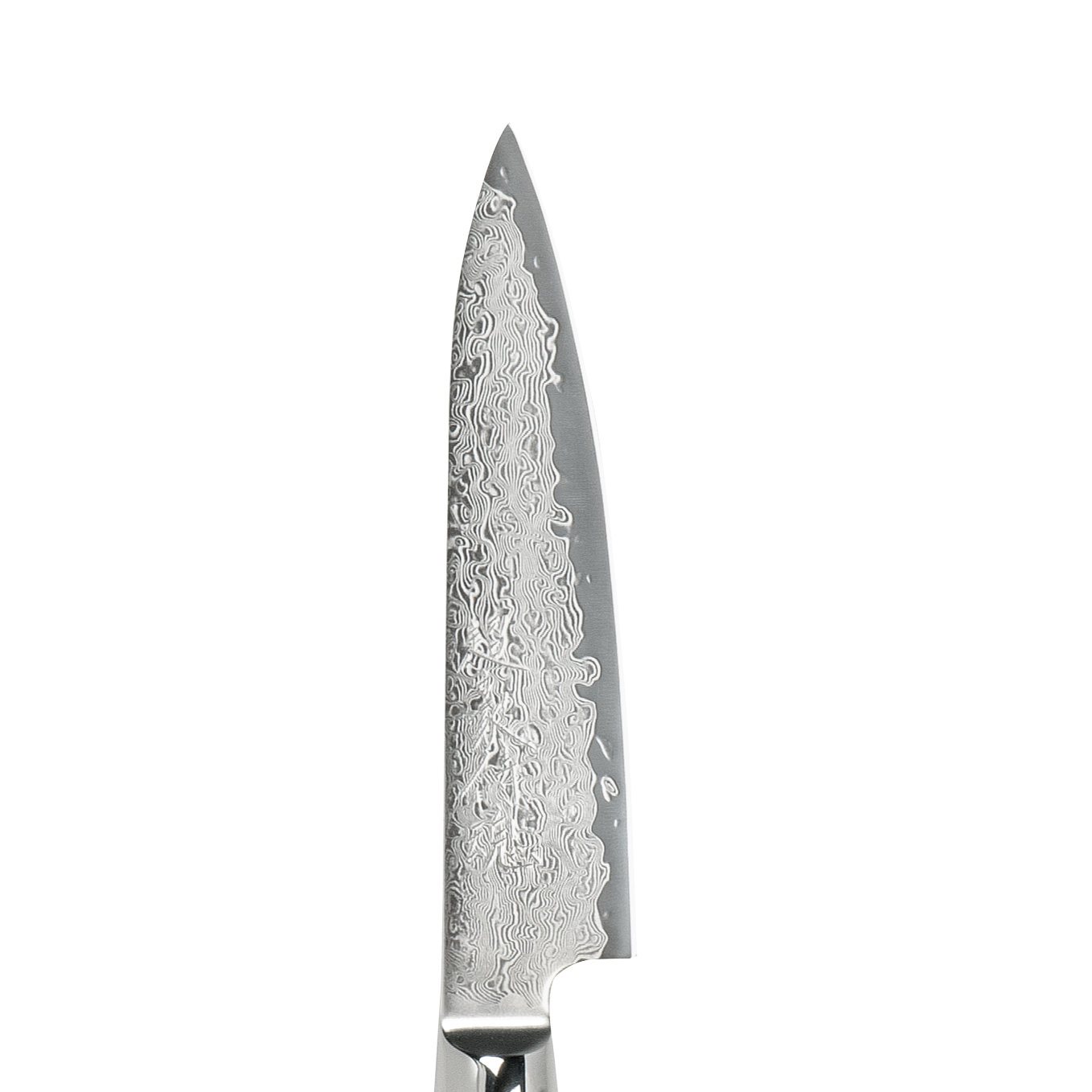 Nahaufnahme einer Messerklinge mit gemustertem Design. Die Klinge ist silberfarben, der Hintergrund ist weiß.