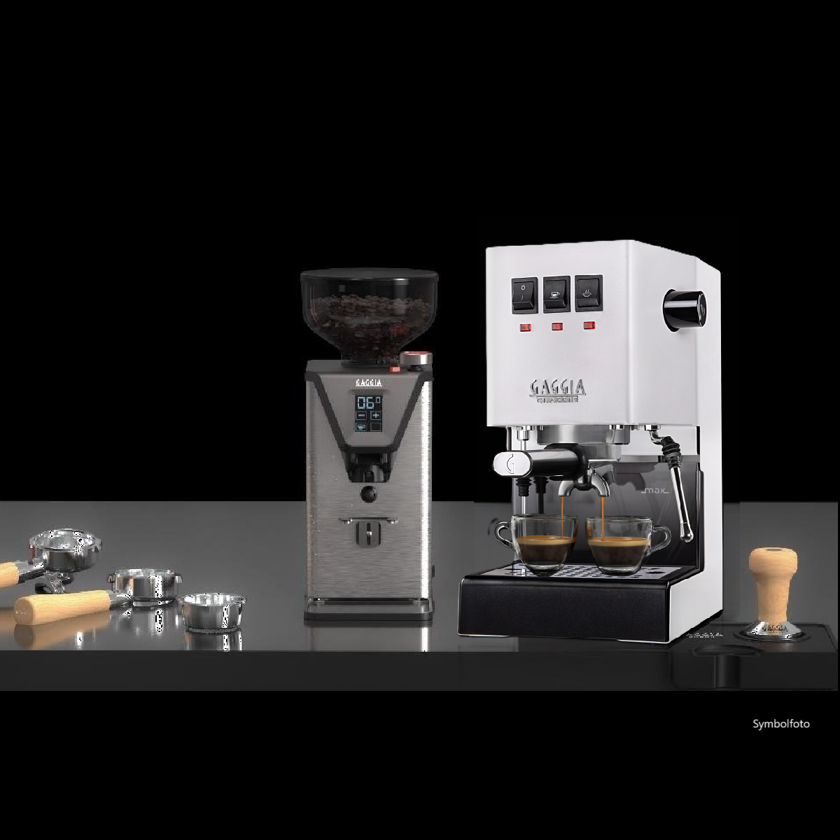 Kaffeemaschine, Mühle und Zubehör auf dunkler Oberfläche. Espresso fließt in zwei Tassen. Der Hintergrund ist schwarz.