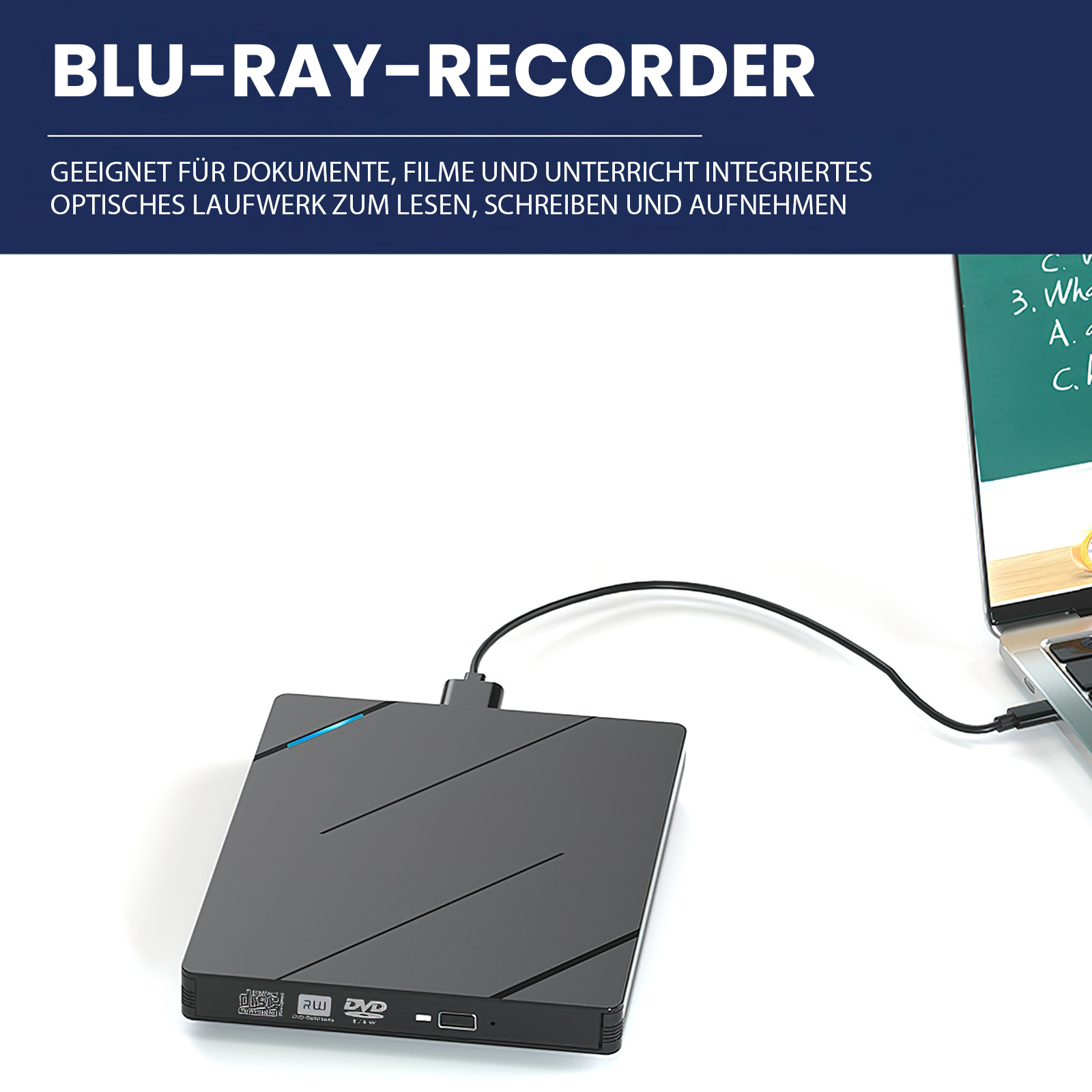 Ein schwarzer Blu-Ray-Recorder, der mit einem Laptop verbunden ist. Im Hintergrund befindet sich eine grüne Tafel mit Schrift.
