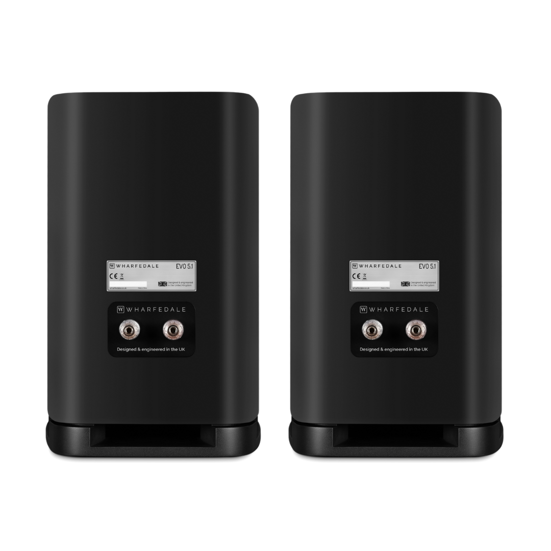 Twee zwarte Wharfedale EVO 5.1 luidsprekers. Elk heeft een label met merk en model, en aansluitpoorten onderaan.