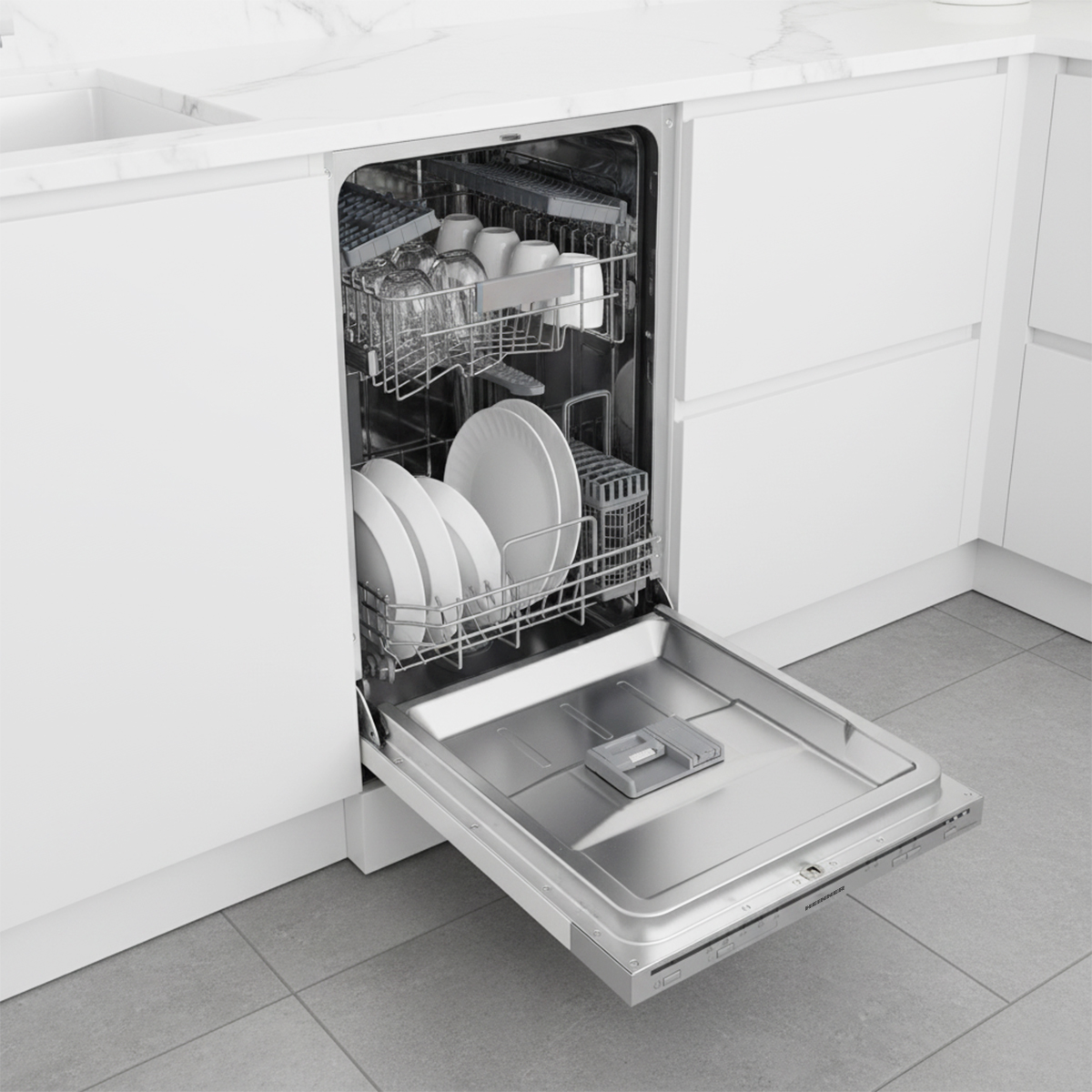 Een open vaatwasser gevuld met borden, glazen en kopjes. De machine is ingebouwd in witte kasten op een betegelde vloer.
