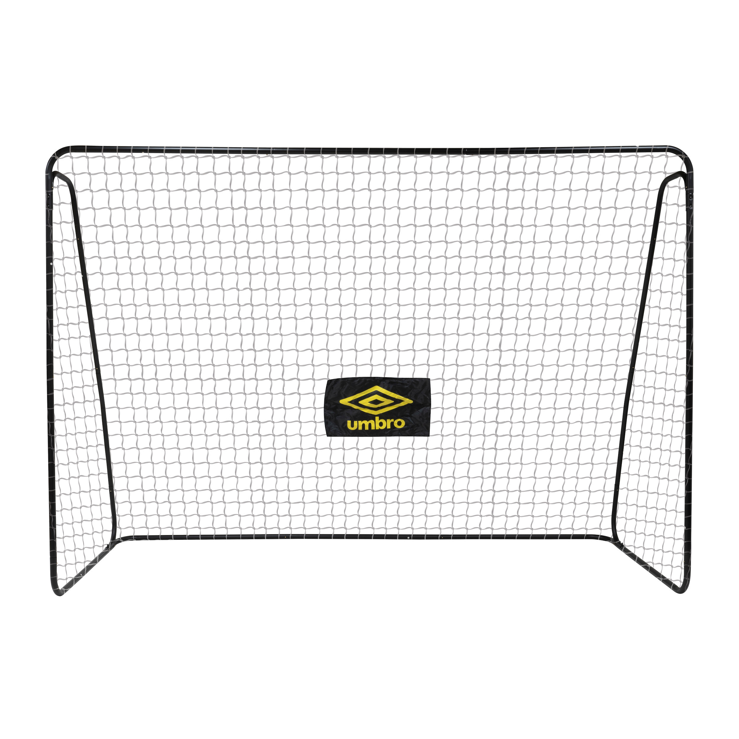 Een voetbaldoel met zwart frame en wit net. Het Umbro-logo staat op het net.