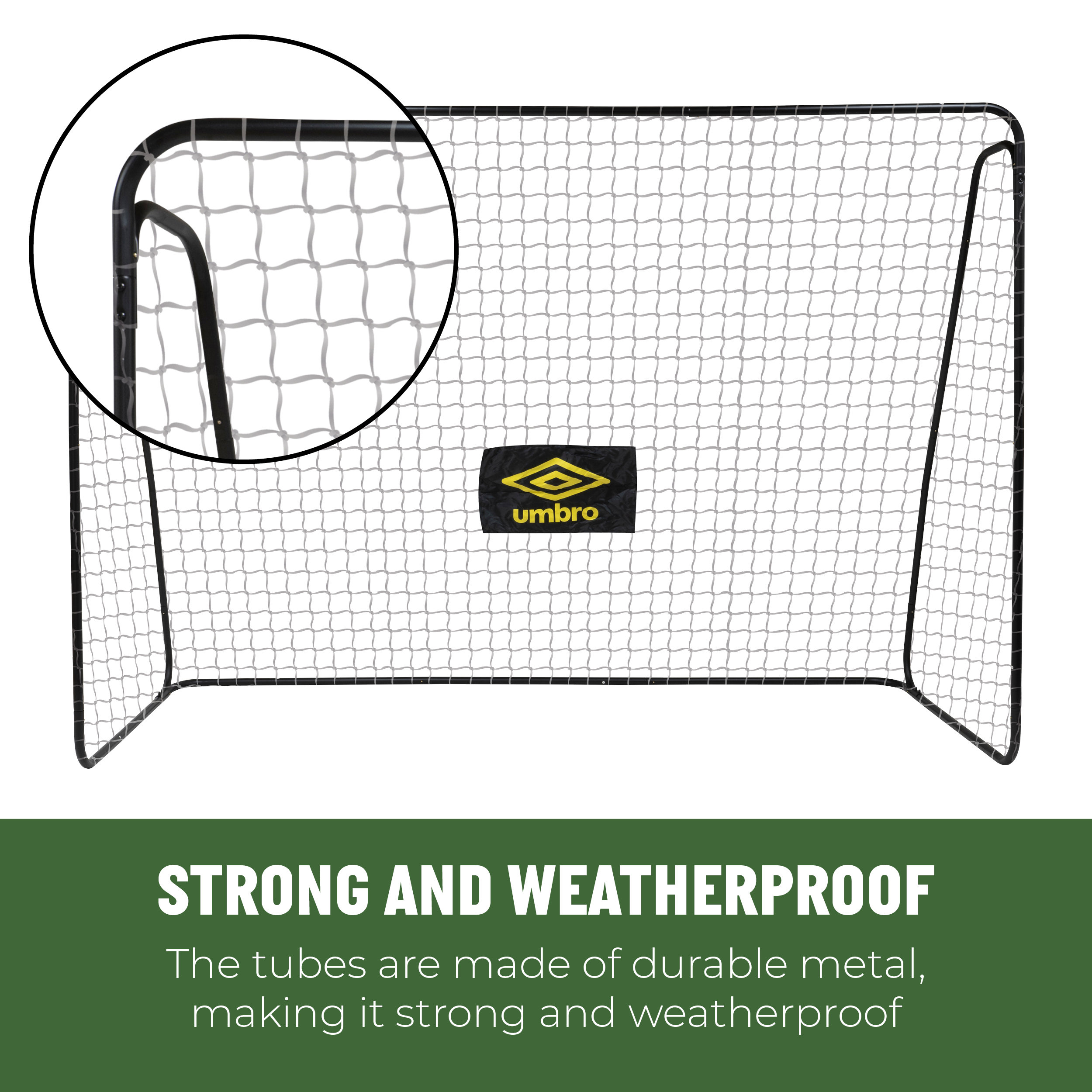 Een voetbaldoelnet met een zwart frame en wit gaas. Het Umbro-logo staat op het net.