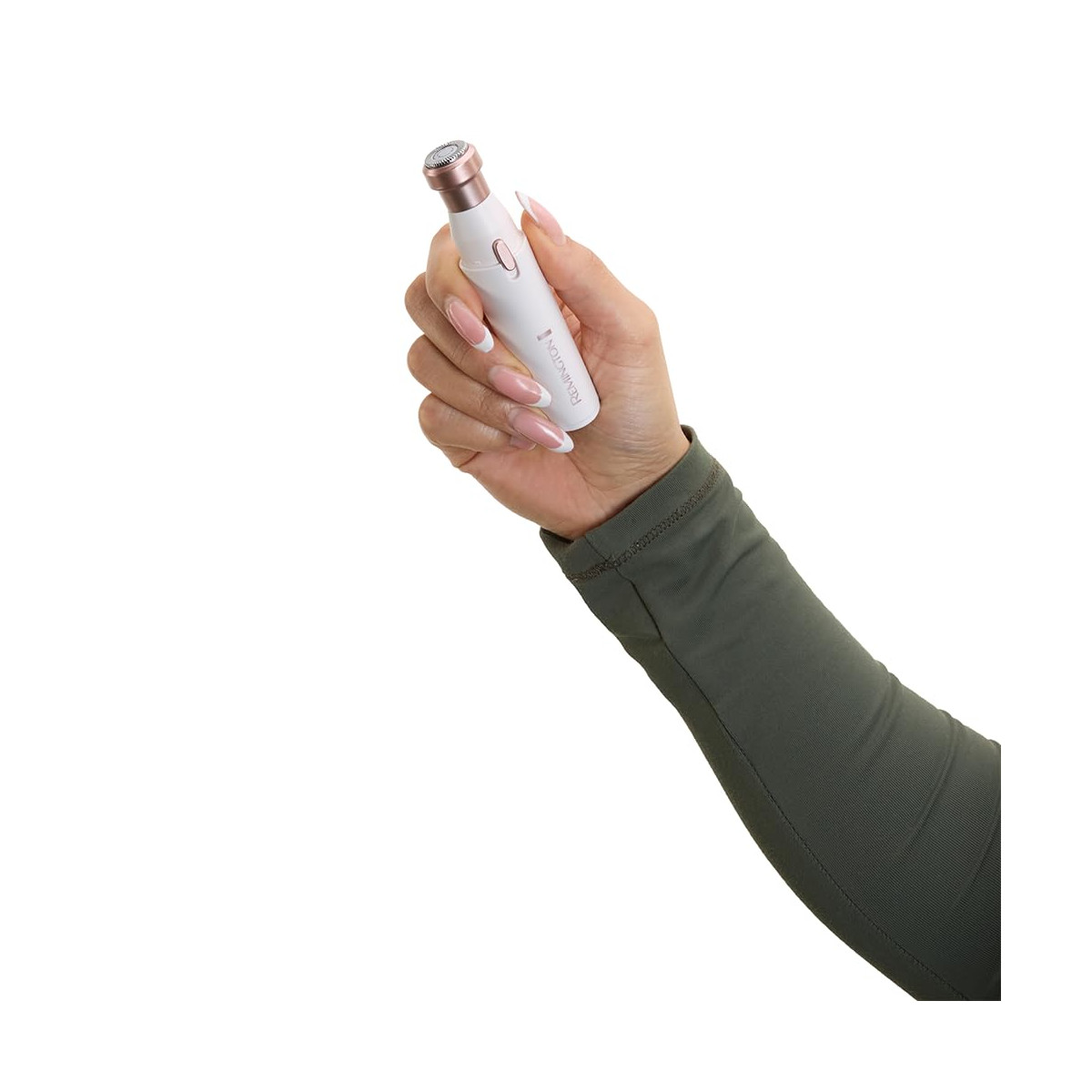 Beyaz ve pembe altın renkli bir yüz tüyü alma cihazını tutan bir el. Kişi yeşil uzun kollu bir gömlek giyiyor. Beyaz arka plan.
