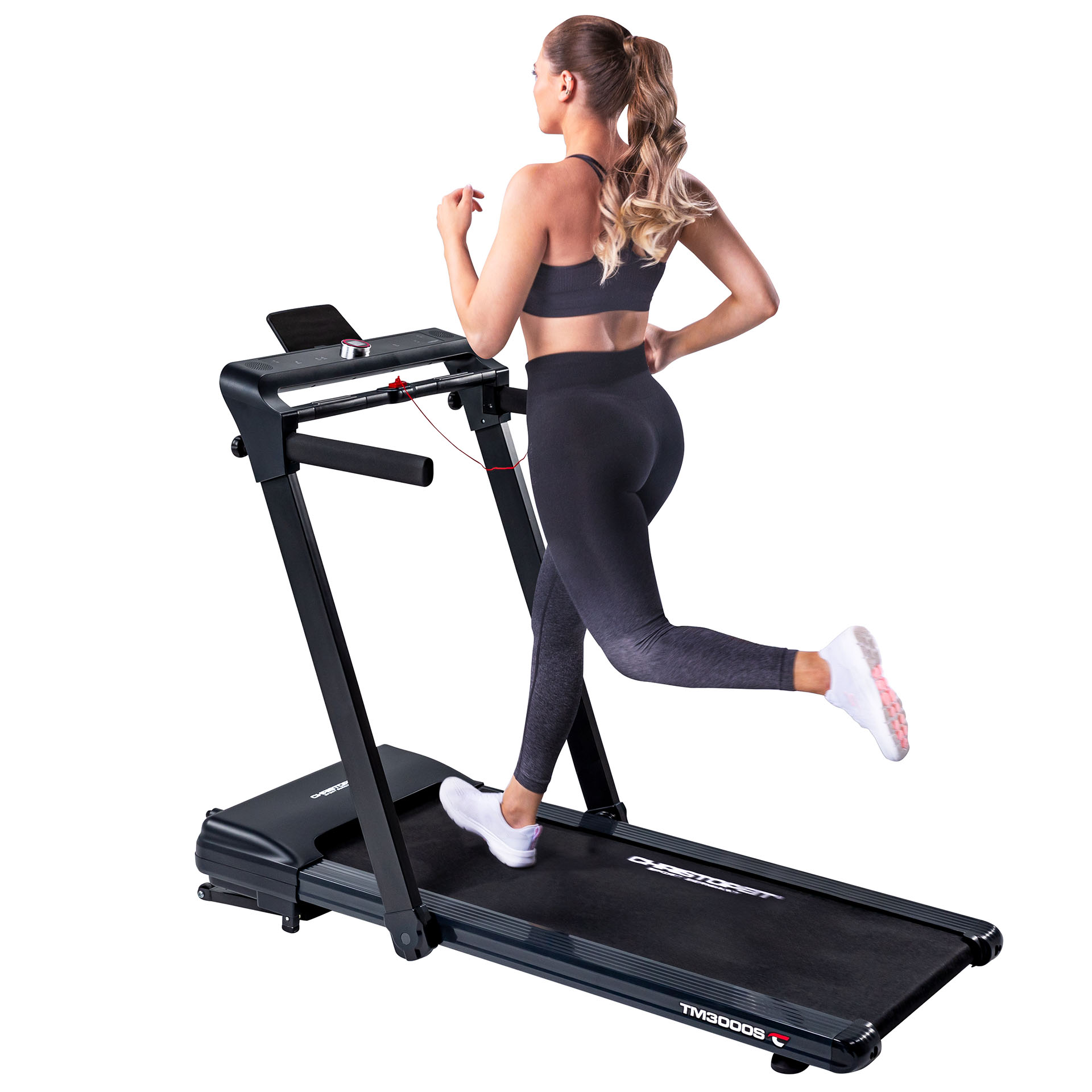 Eine Frau läuft auf einem Laufband. Sie trägt einen Sport-BH und Leggings. Das Laufband ist schwarz, der Hintergrund weiß.