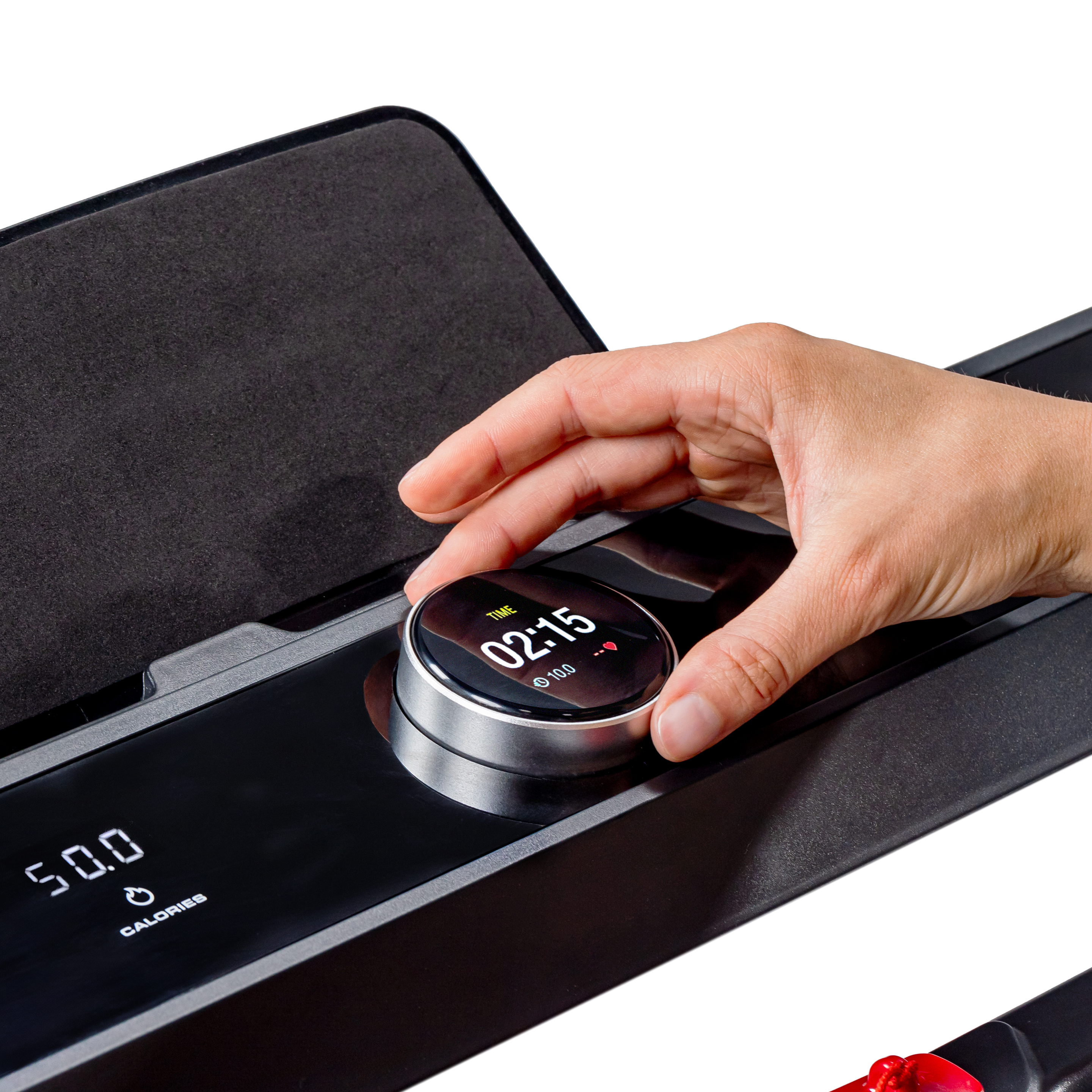 Eine Hand stellt einen Drehregler an einem schwarzen Fitnessgerät ein. Der Bildschirm zeigt Zeit und Herzfrequenz an. Kalorien werden angezeigt.