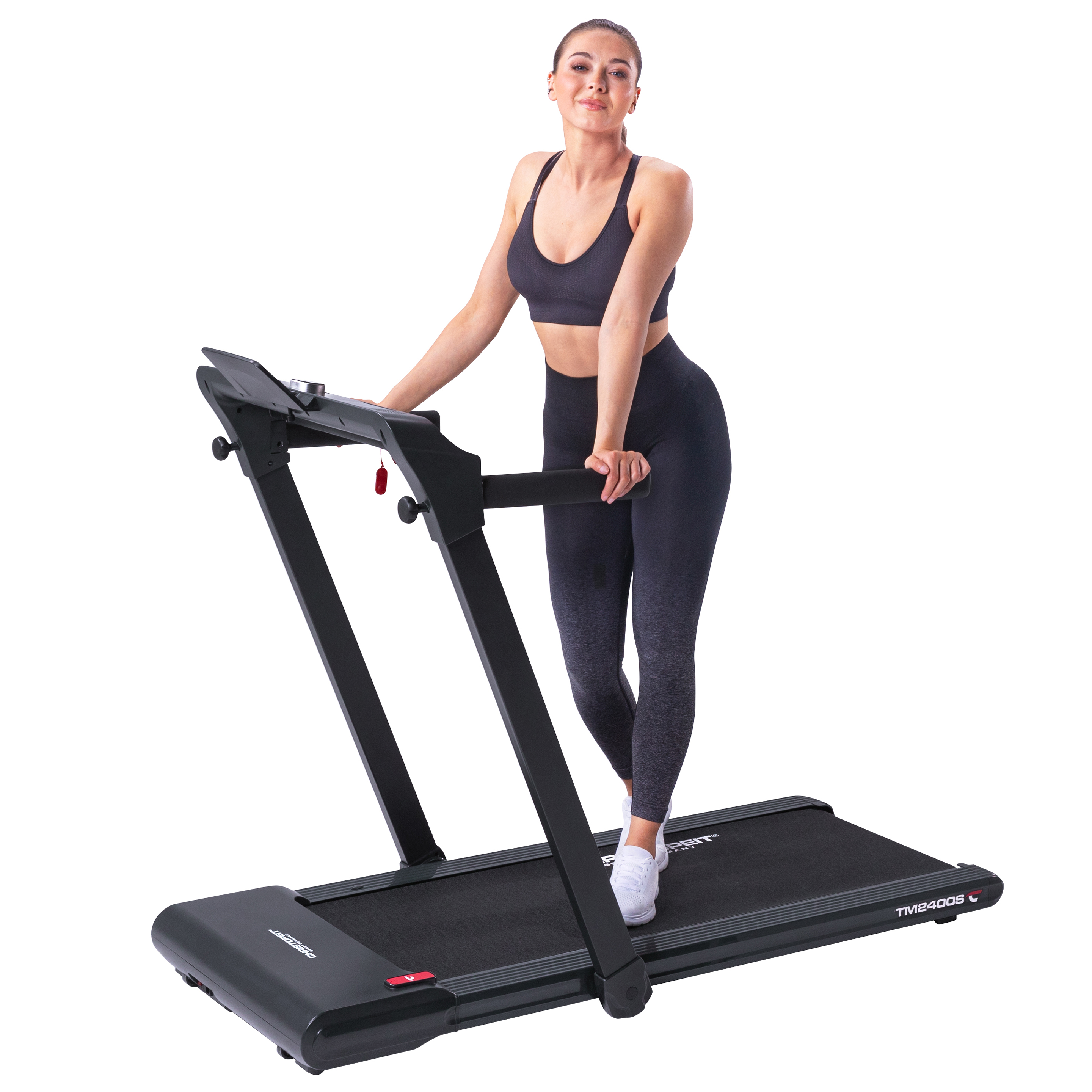 Frau in Trainingskleidung auf einem Laufband. Sie lächelt. Das Laufband ist schwarz.