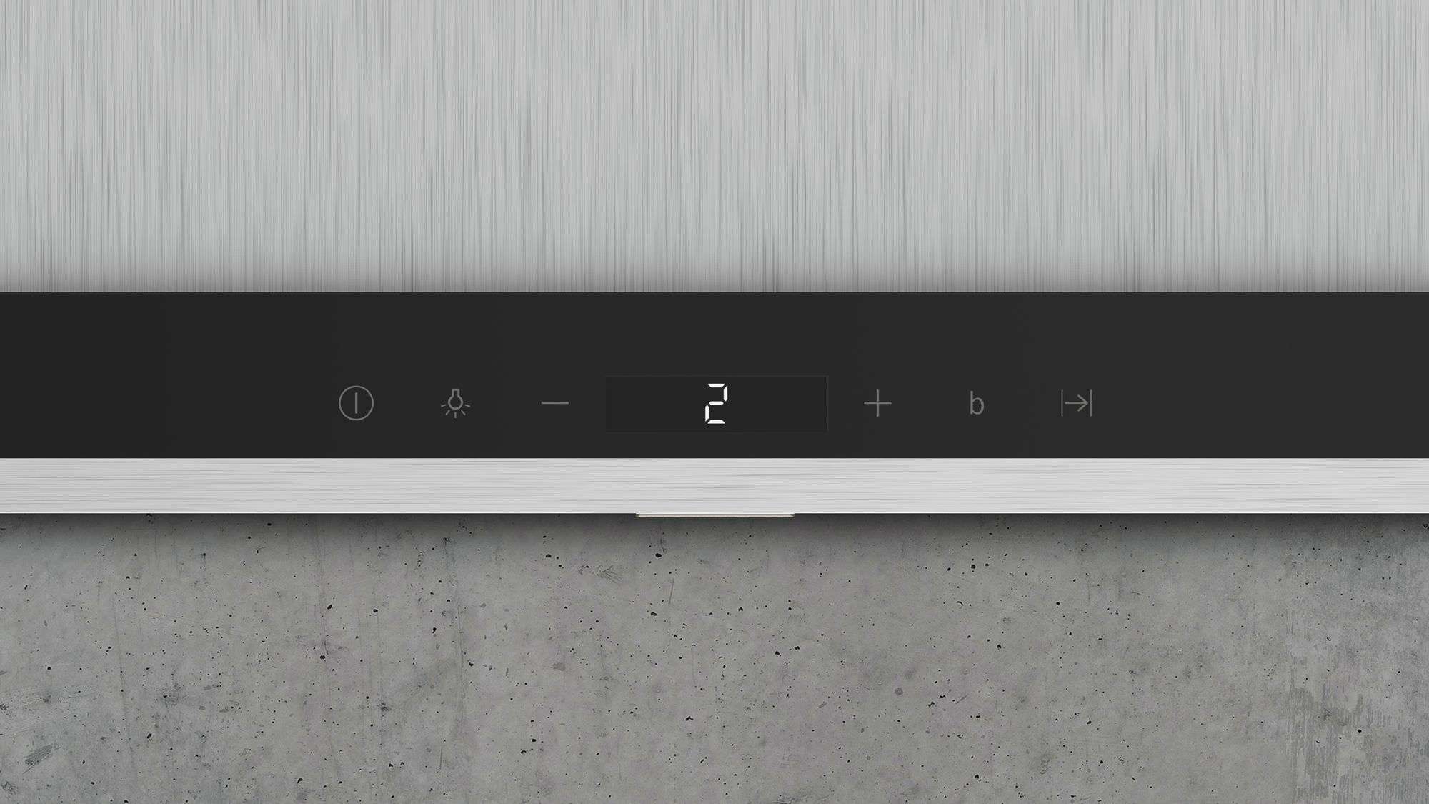 Un primo piano di un pannello di controllo con pulsanti e un display digitale che mostra il numero 2. Il pannello è nero con bordi argentati.