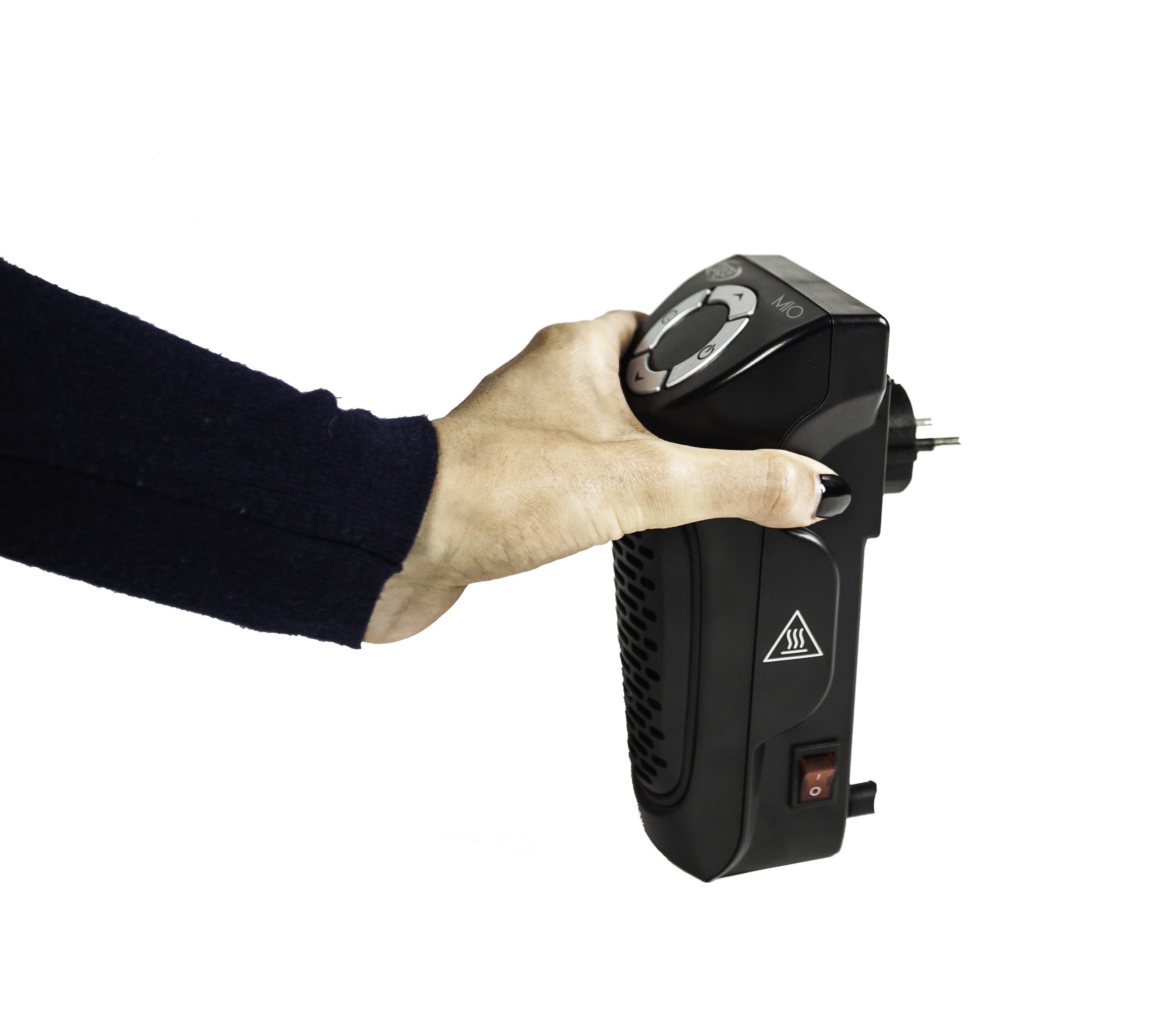 Una mano tiene un termoventilatore portatile nero. Il termoventilatore ha un pannello di controllo e una spina. Lo sfondo è bianco.