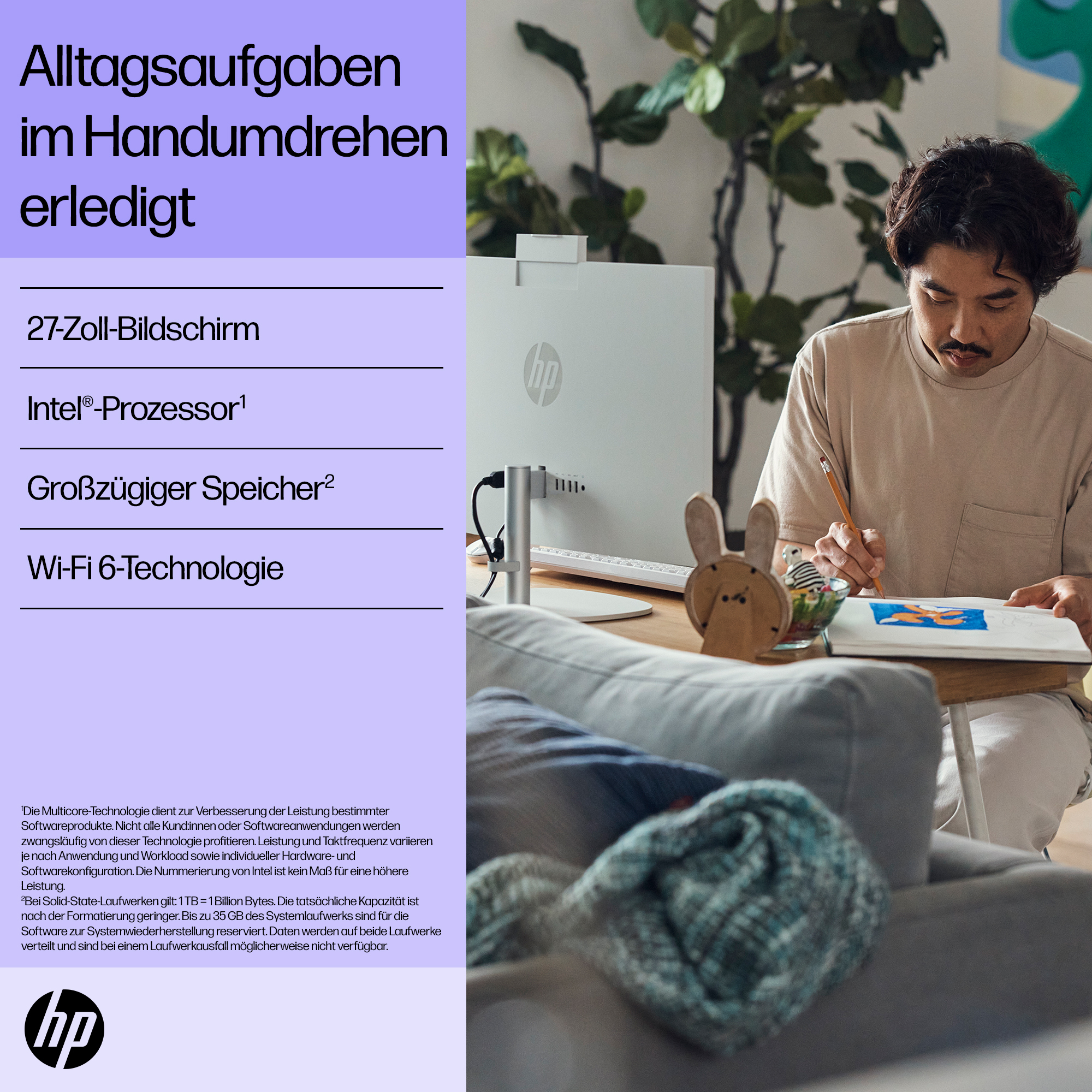 Mężczyzna szkicuje w notatniku, monitor HP na biurku, figurka królika, kanapa na pierwszym planie.