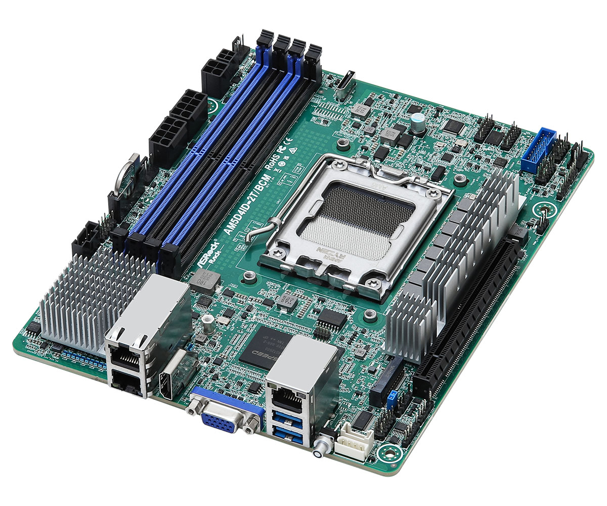 Un circuito stampato verde con vari componenti come slot RAM, un socket CPU e dissipatori di calore, su sfondo bianco.