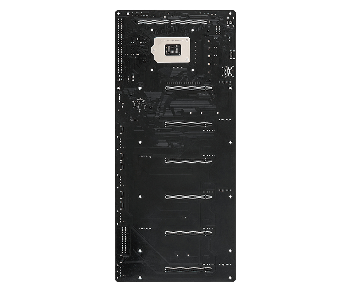 Un circuito stampato nero con vari connettori e componenti. Un quadrato bianco centrale contiene un socket CPU.