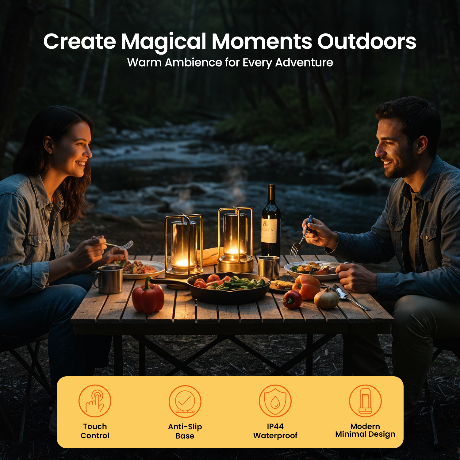 Ein Paar speist im Freien bei Nacht. Ein Tisch ist mit Essen und beleuchteten Laternen gedeckt. Im Hintergrund ist ein dunkler Wald zu sehen.