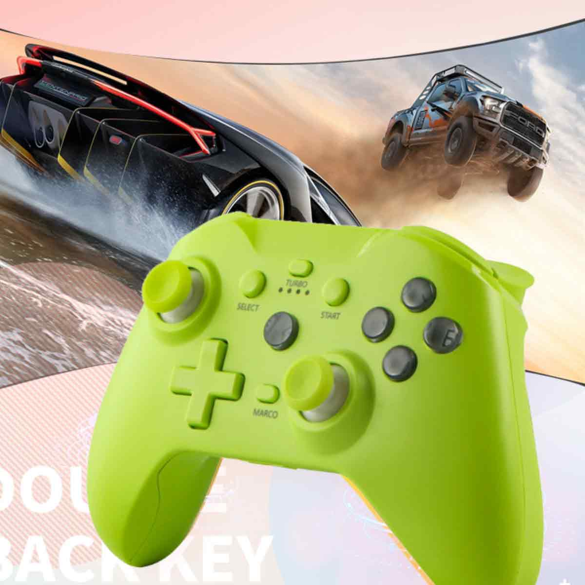 Ein grüner Gamecontroller ist im Vordergrund. Im Hintergrund sind zwei Autos, eines schwarz und eines grau.