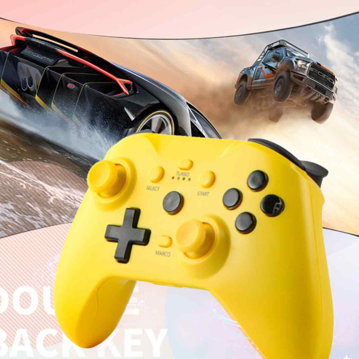 Gelber Gamecontroller mit Autos im Hintergrund. Schwarzer Sportwagen und ein Ford-Truck. Controller hat Knöpfe und Joysticks.