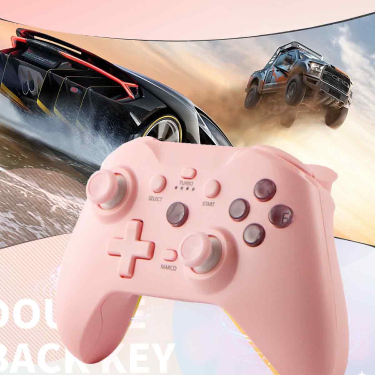 Ein pinkfarbener Gamecontroller, der auf einem Bild von Rennwagen überlagert ist. Ein schwarzer Sportwagen und ein Ford-Truck sind zu sehen.