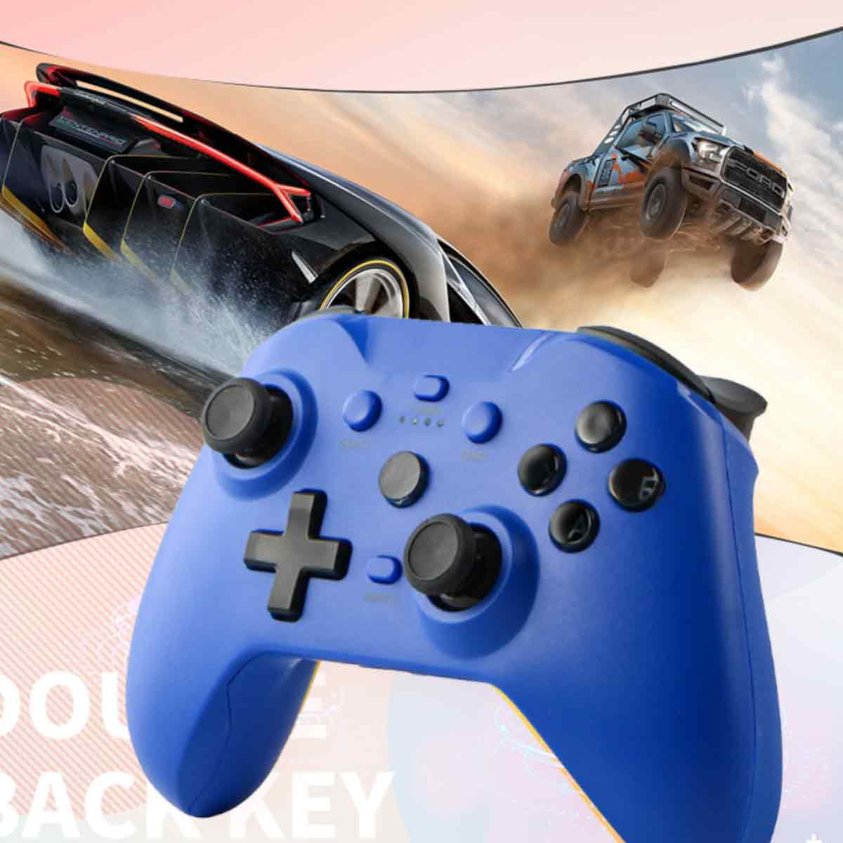 Ein blauer Gamecontroller mit schwarzen Knöpfen und einem Steuerkreuz. Im Hintergrund rasen zwei Autos. Eines ist schwarz, das andere ein Geländewagen.