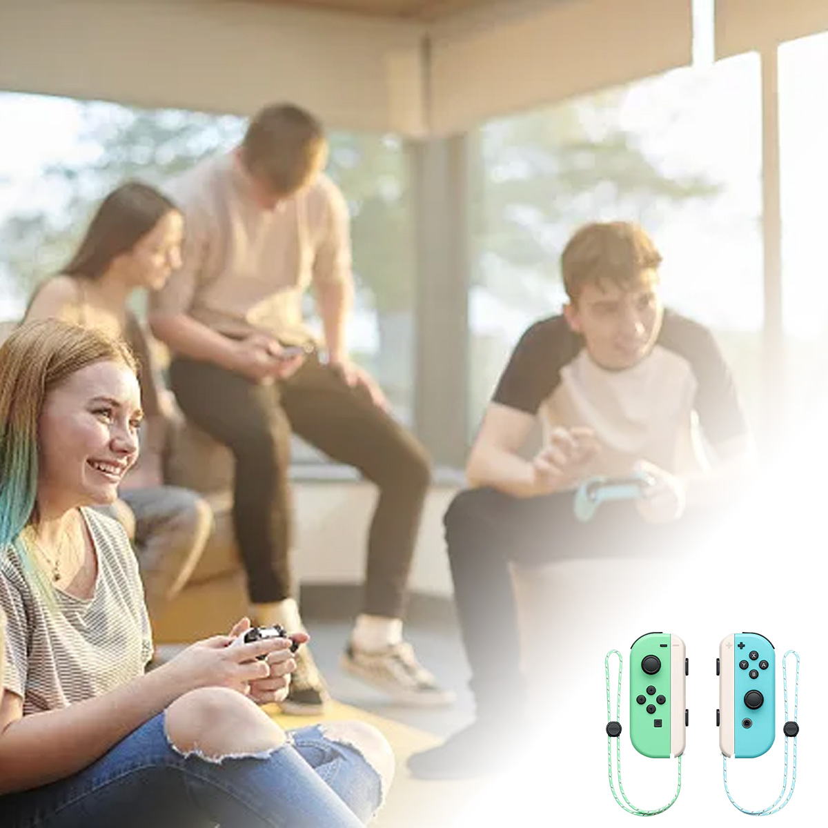 Gruppe junger Leute, die Videospiele spielen. Zwei Controller und ein Paar Joy-Cons sind sichtbar. Eine Frau lächelt und hält einen Controller.