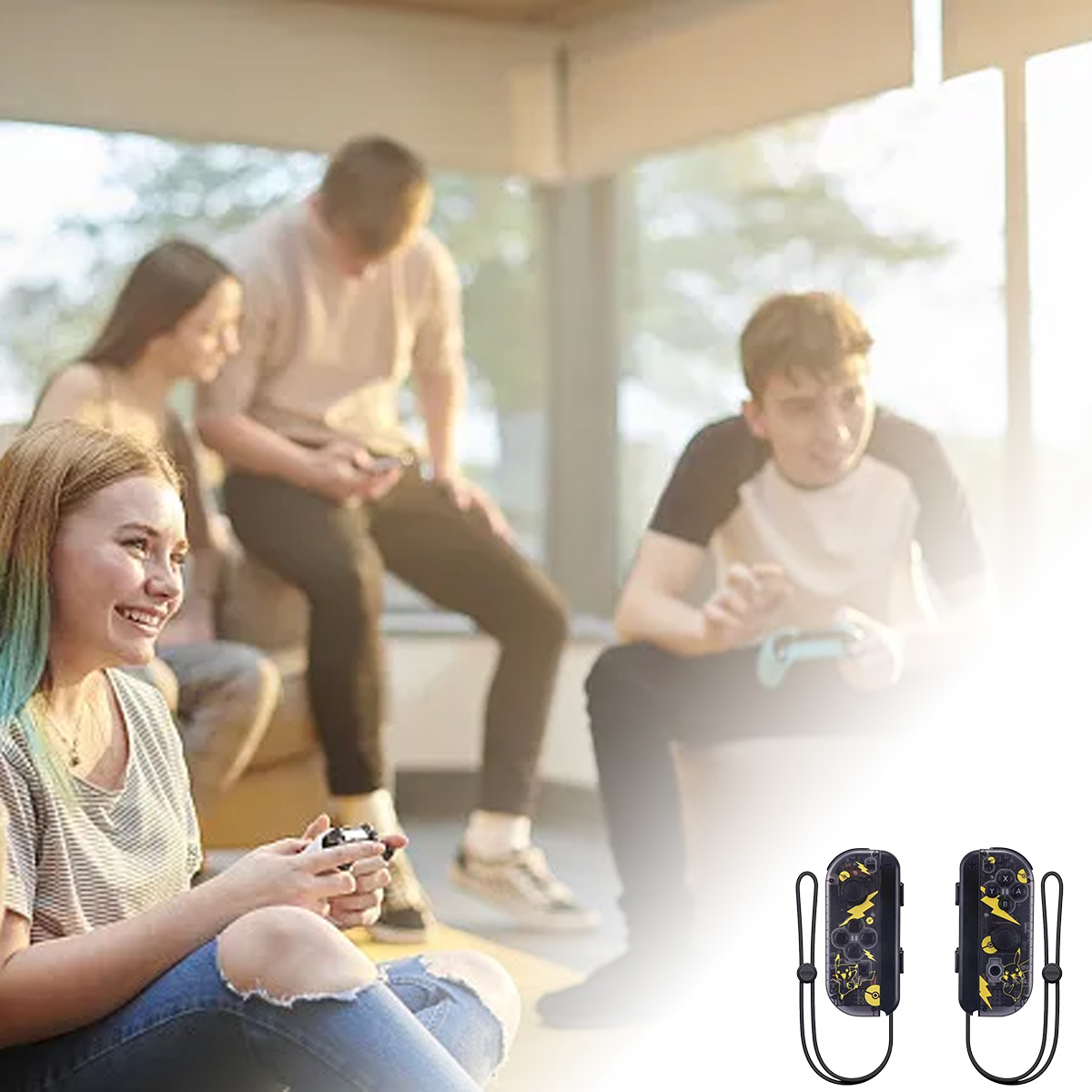 Gruppe junger Leute spielt Spiele. Eine Frau hält einen Controller. Gamecontroller befinden sich unten rechts.