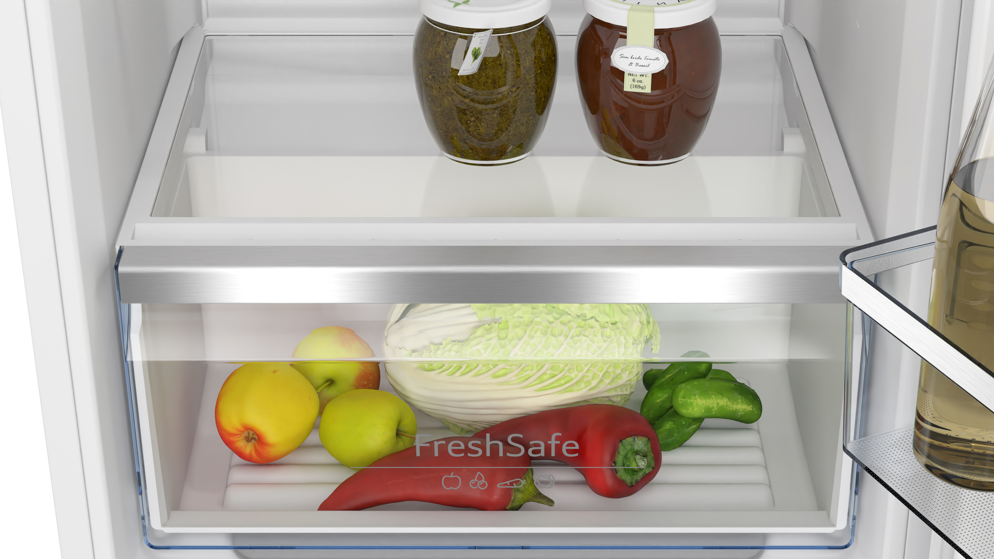 Interno del frigorifero con vasetti di cibo e prodotti freschi, tra cui mele, cavolo, peperoni e cetrioli. Il cassetto Fresh Safe è visibile.