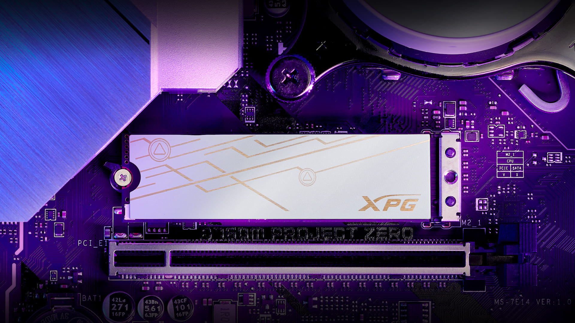 Zbliżenie płyty głównej komputera z białym dyskiem SSD XPG, fioletowymi i złotymi akcentami oraz różnymi komponentami elektronicznymi.