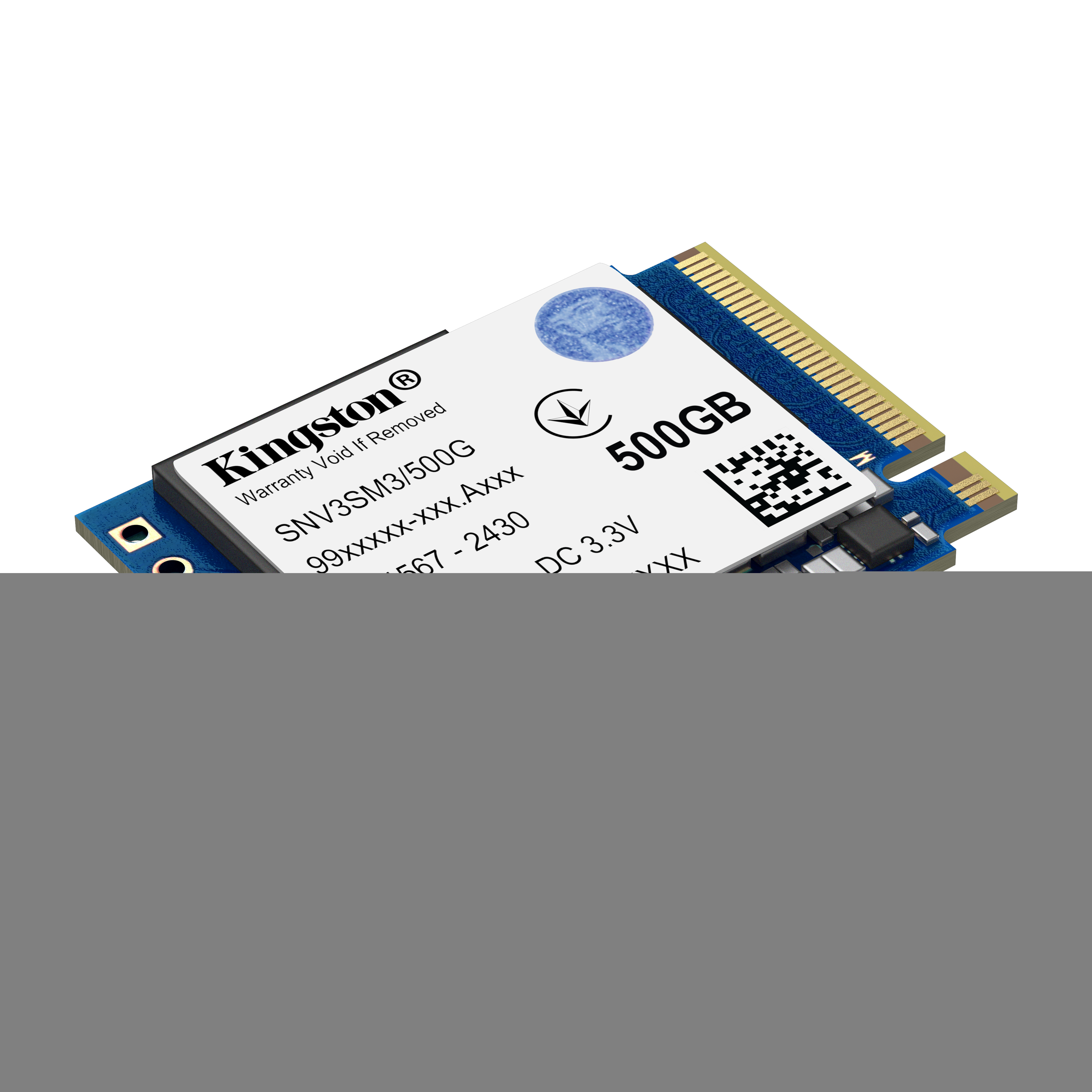 Dysk SSD Kingston 500 GB. Ma niebieską płytkę PCB, złote złącza i białą etykietę z tekstem i kodem QR.