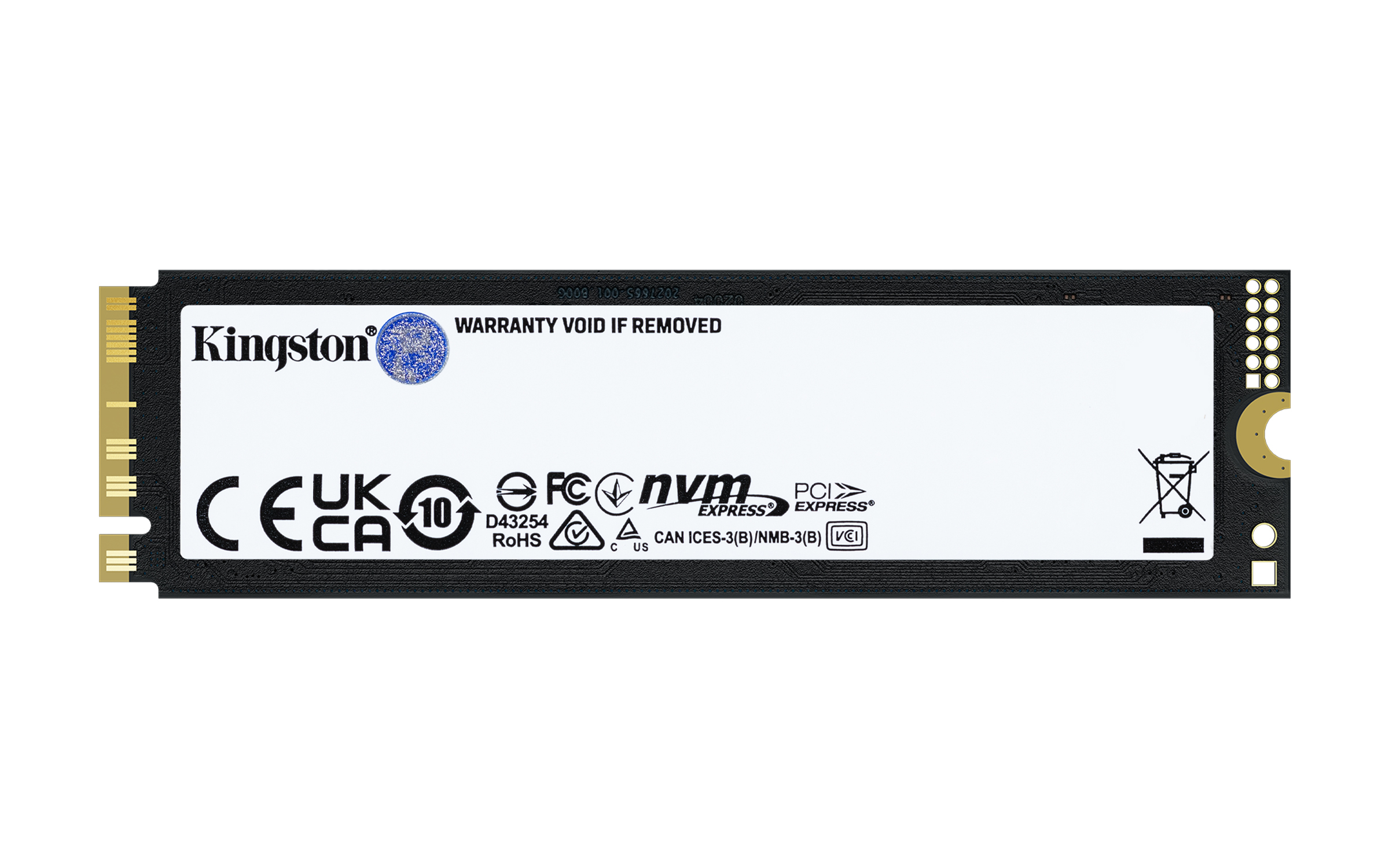 Dysk SSD NVMe. Posiada logo Kingston, różne certyfikaty i etykietę ostrzegawczą. Dysk jest czarno-biały.