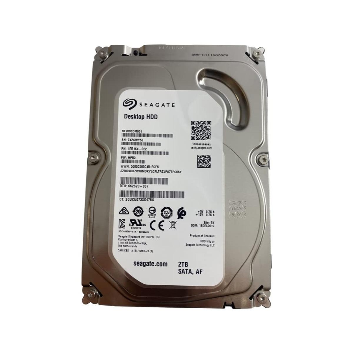 Un disco rigido SATA Seagate da 2 TB. Corpo in metallo argentato con etichette. Le viti fissano l'unità.