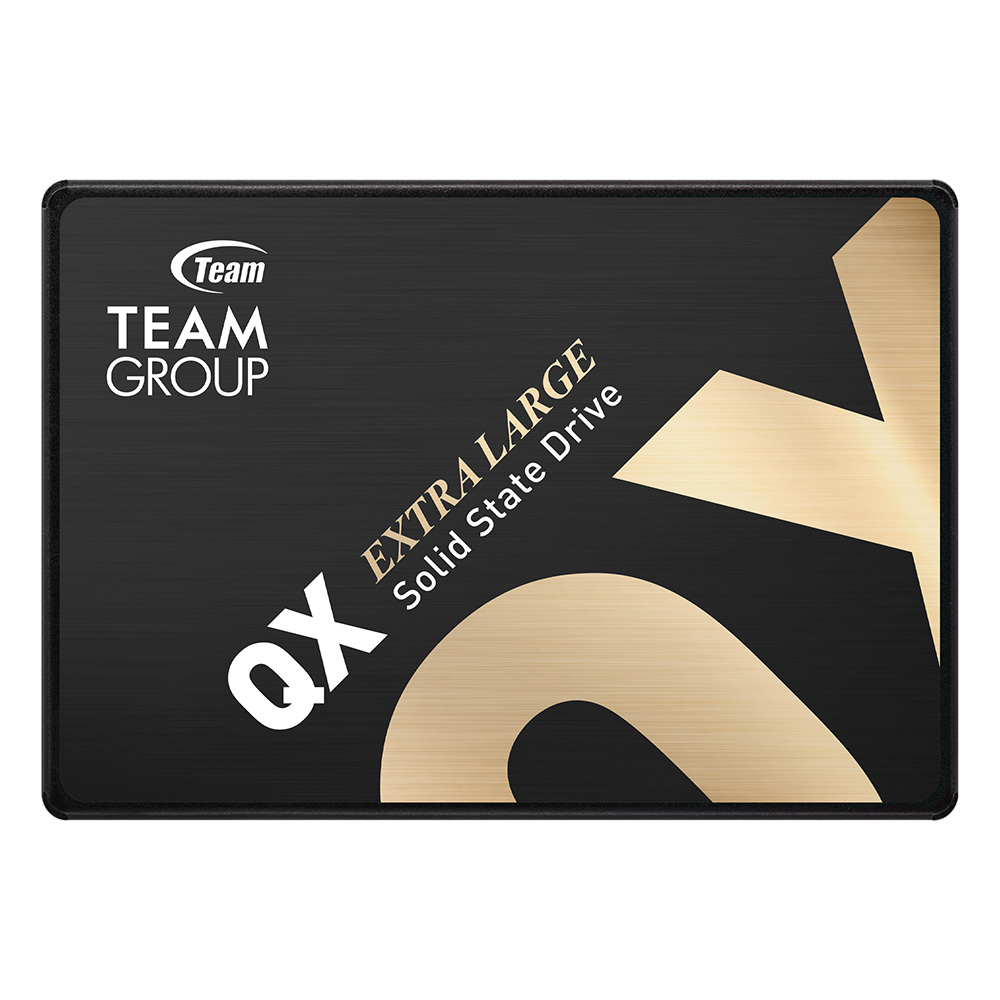 Czarny dysk SSD ze złotymi akcentami. Zawiera 'TEAM GROUP', 'QX EXTRA LARGE Solid State Drive'. Złote 'QX' i stylizowany design po prawej.