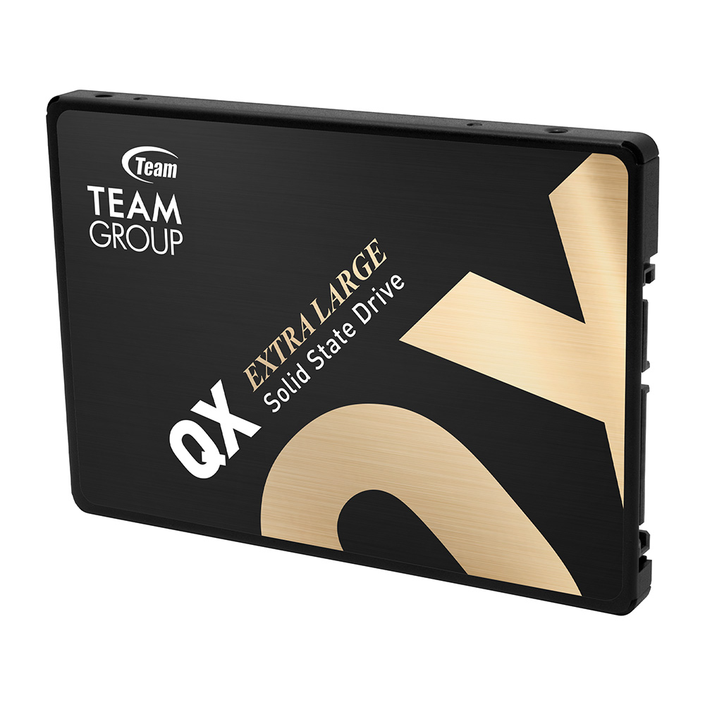 Czarny i złoty dysk SSD z napisem 'Team Group QX Extra Large Solid State Drive'.