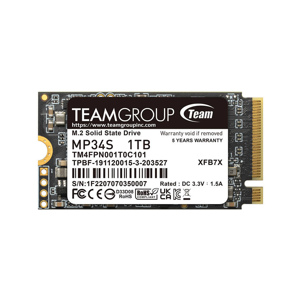 Un'unità a stato solido M.2 TeamGroup MP34S da 1TB. Il testo include informazioni sul modello, dettagli sulla garanzia e certificazioni di sicurezza.